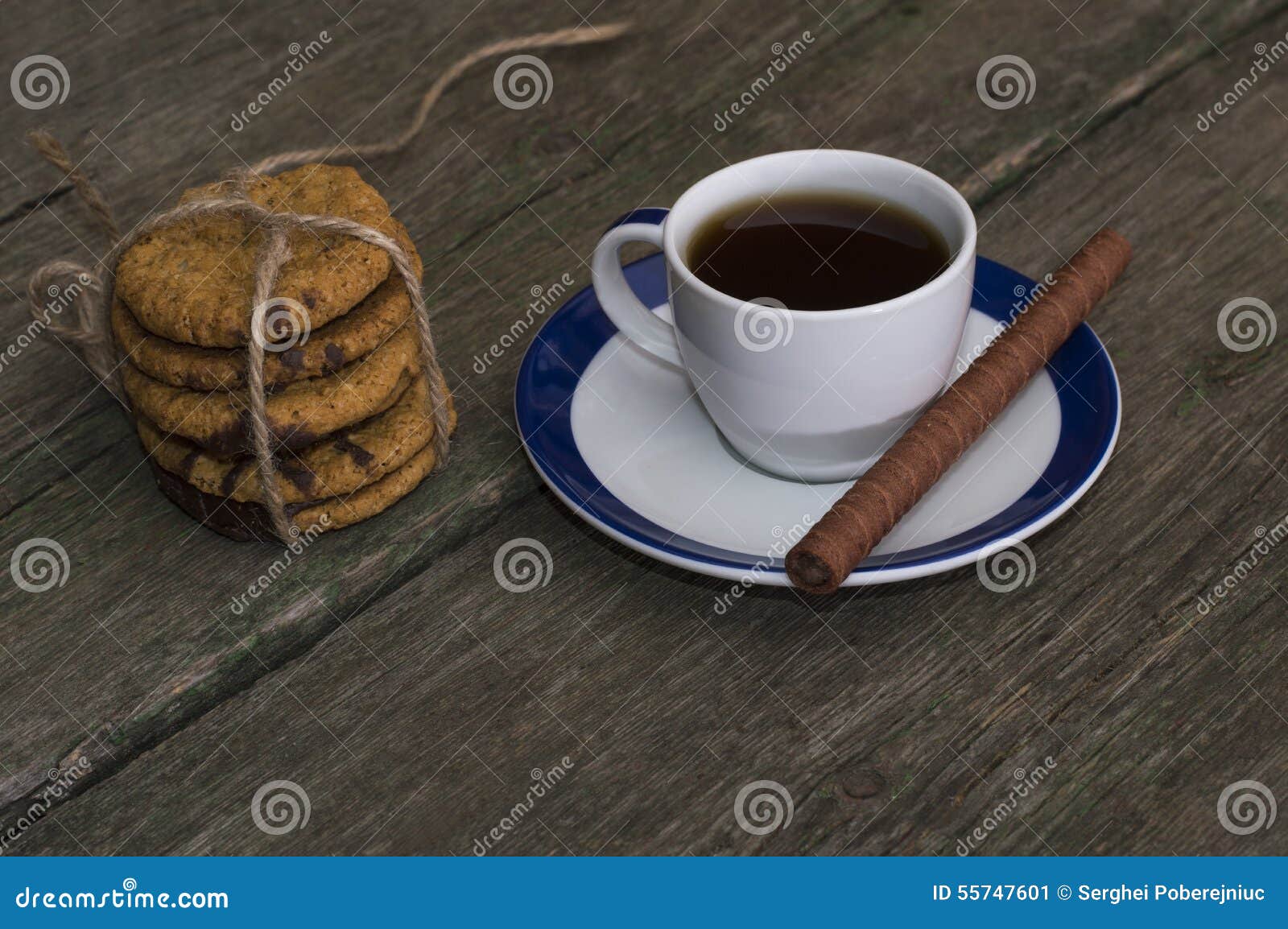 Café y lazo de las galletas de harina de avena a la derecha, una vida inmóvil en bebidas sujetas