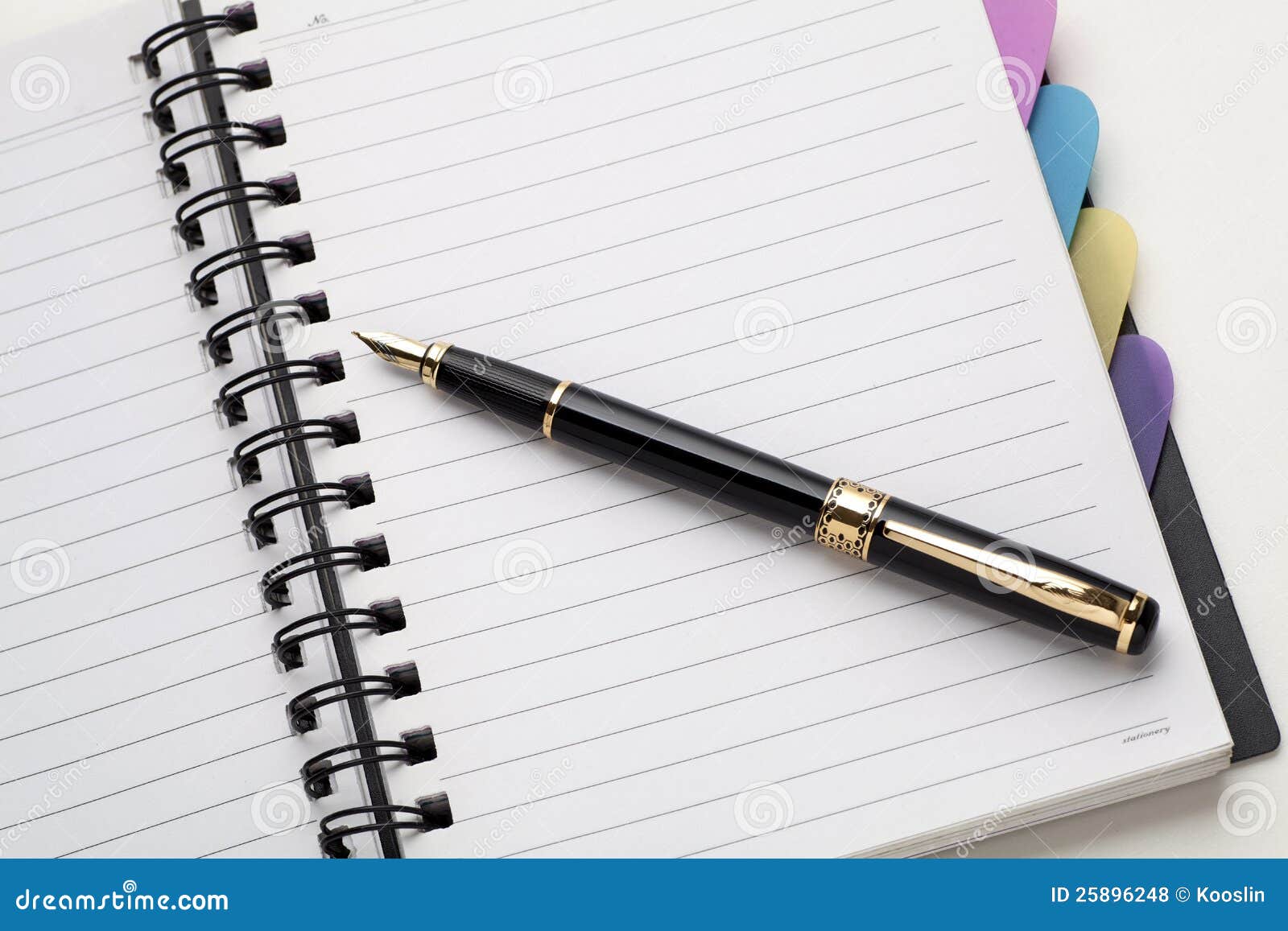 Cahier avec le stylo-plume photo stock. Image du affaires - 25896248