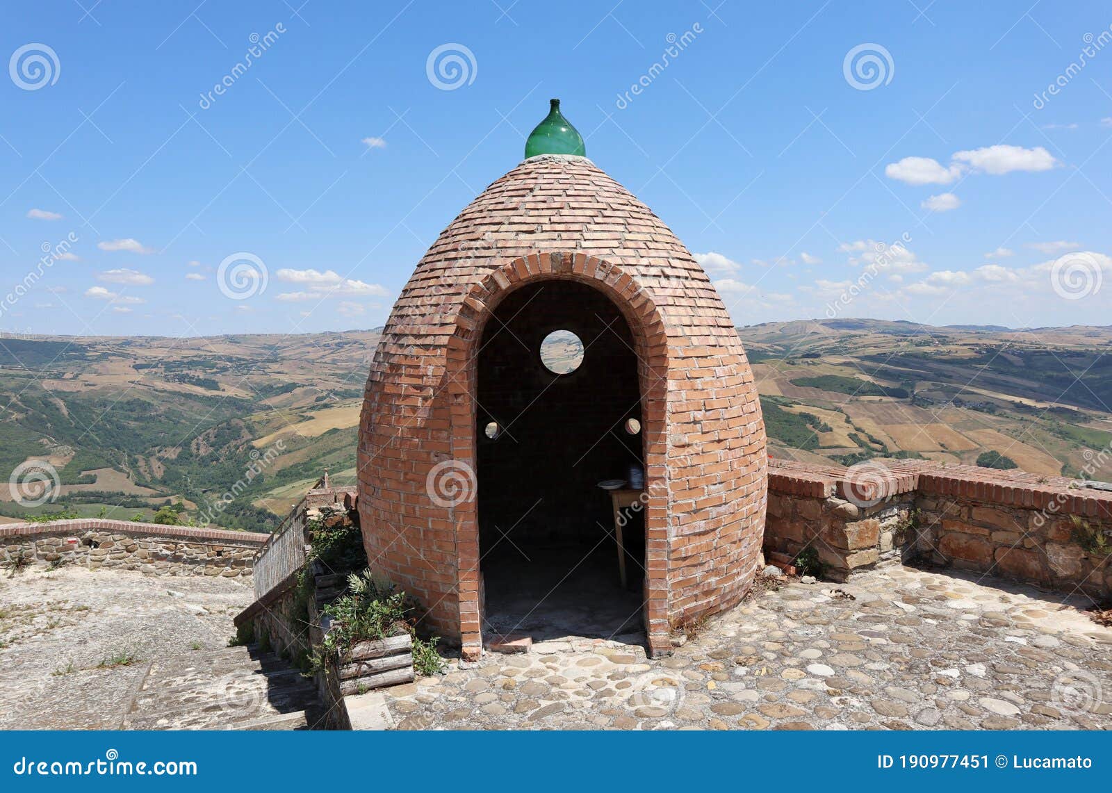 cairano - chiosco di mattoni