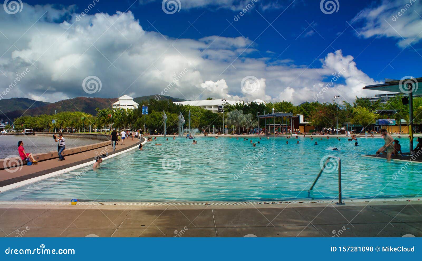 Cairns Australie Vue Sur La Ville Piscine Municipale Pres De L Ocean Attraction Locale Photo Stock Editorial Image Du Paumes Local