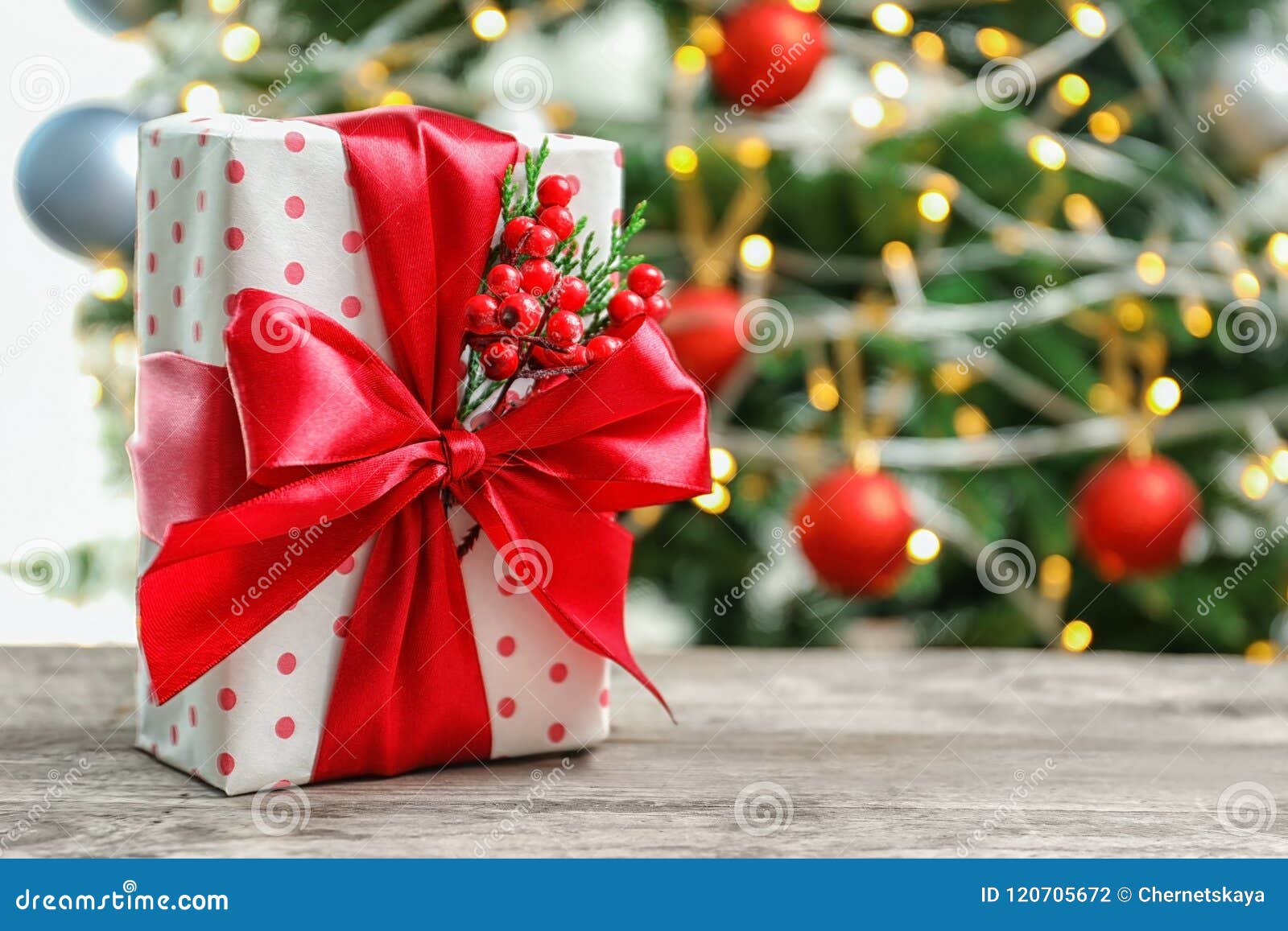 Caixa De Presente Bonita E árvore De Natal Borrada Foto de Stock - Imagem de feriado, caixa: 120705672 Caixa De Presente Bonita E árvore De Natal Borrada Foto de Stock - Imagem de feriado, caixa: 120705672