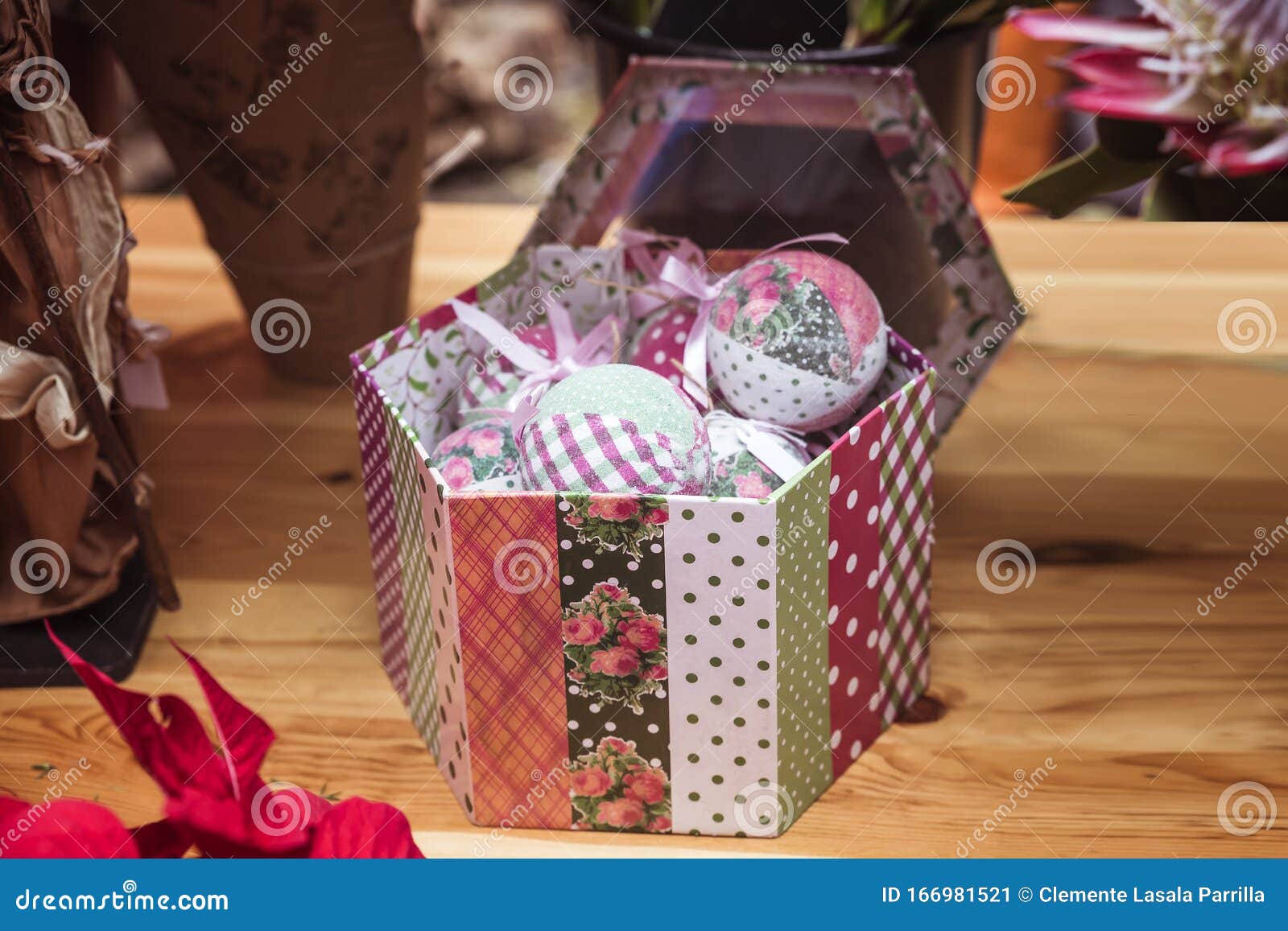 Caixa De Presente Decorada De Armação Cheia De Decorações Originais De Natal  Imagem de Stock - Imagem de alegre, sazonal: 166981521