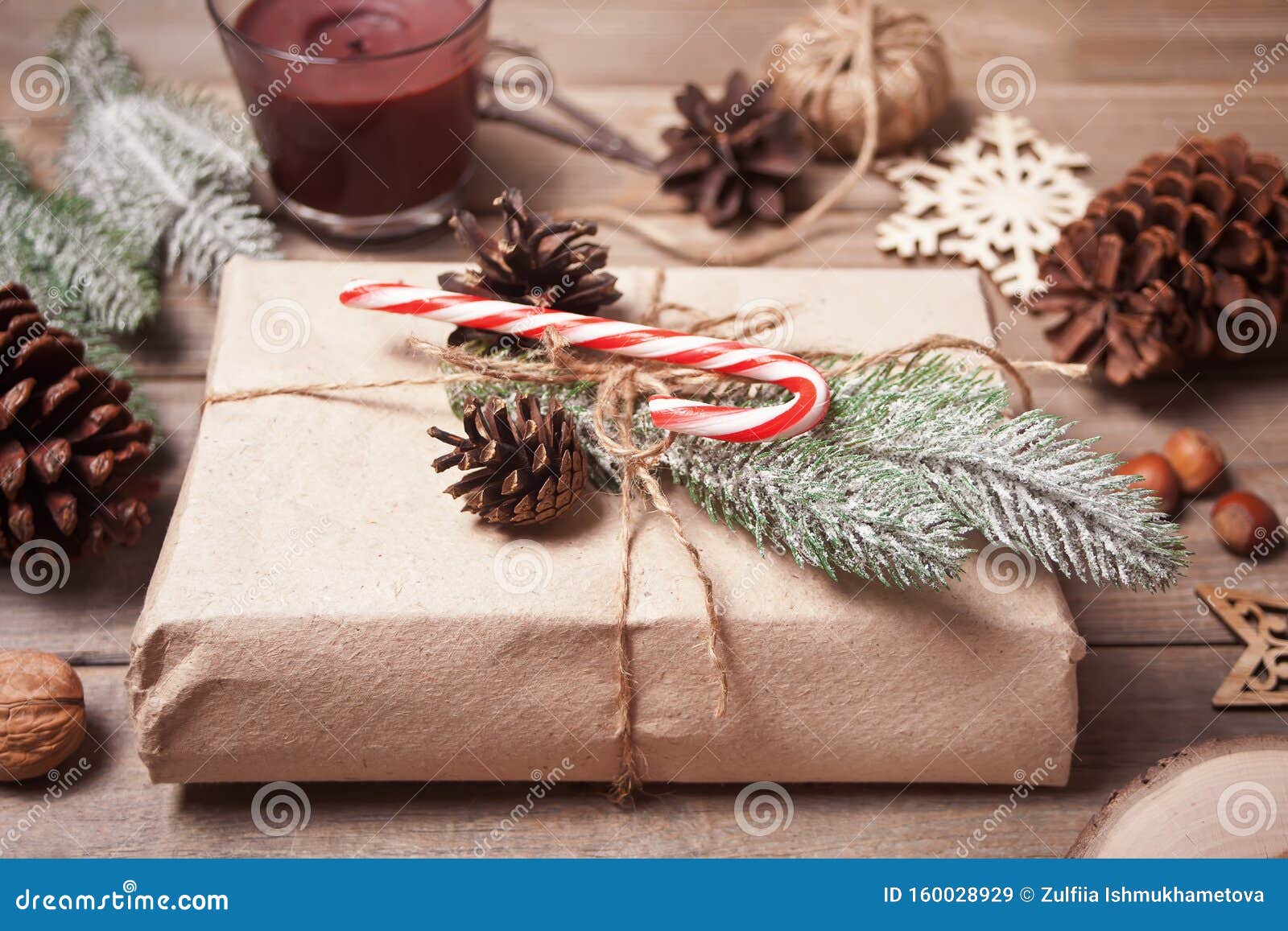 Caixa De Presentes E Decoração De Natal Na Mesa De Madeira Decoração De Presente De Natal Conceito De Decoração Feito à Mão Imagem de Stock - Imagem de artesanal, papel: 160028929 Caixa De Presentes E Decoração De Natal Na Mesa De Madeira Decoração De Presente De Natal Conceito De Decoração Feito à Mão Imagem de Stock - Imagem de artesanal, papel: 160028929