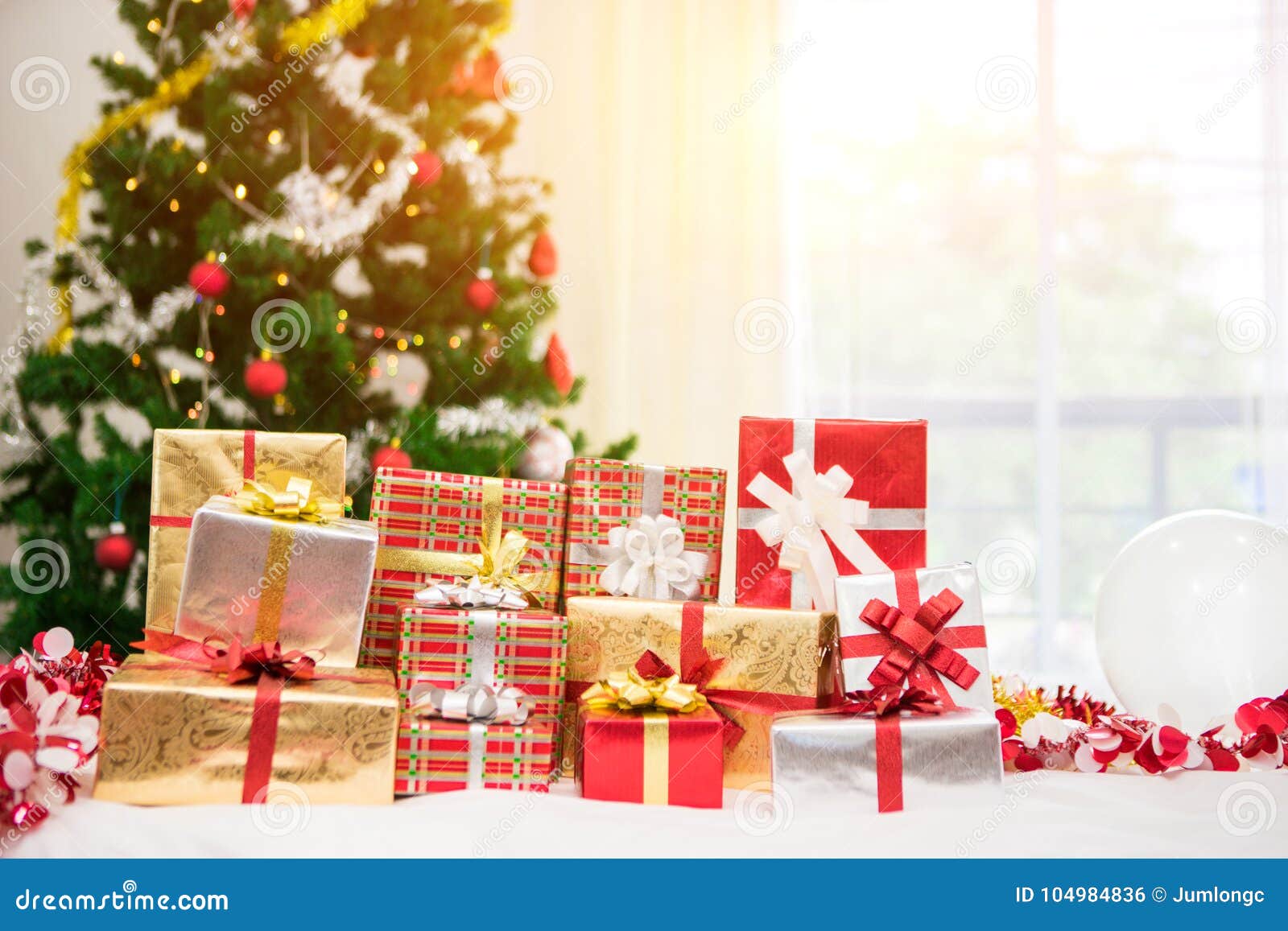 Caixas De Presente Com árvore De Natal Foto de Stock - Imagem de festival,  caixas: 104984836