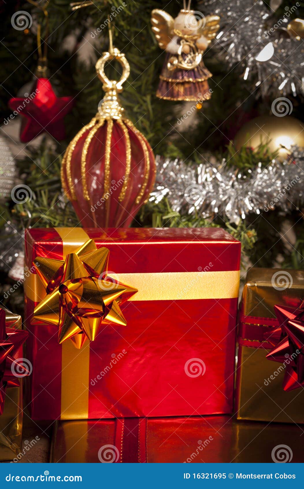 Caixas De Presente Decoradas Sob a árvore De Natal Imagem de Stock - Imagem de estrela, filial: 16321695 Caixas De Presente Decoradas Sob a árvore De Natal Imagem de Stock - Imagem de estrela, filial: 16321695