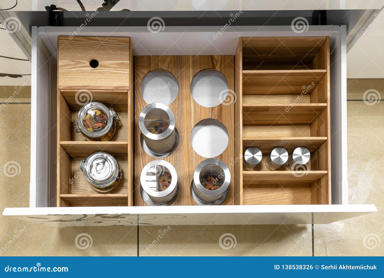 Cajón Abierto De La Cocina, Una Solución Elegante Para El Almacenamiento Y  La Organización De La Cocina Foto de archivo - Imagen de muebles, interior:  138538326