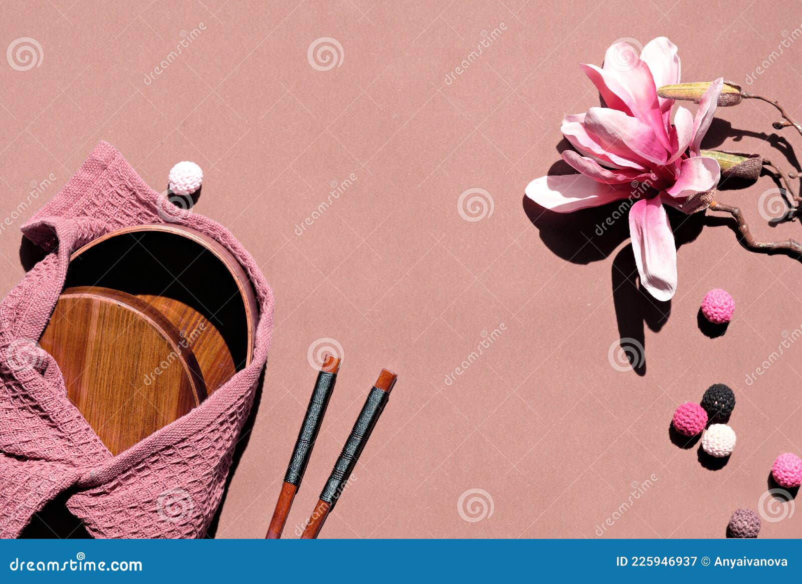 Caja De Almuerzo Para Llevar. Disposición Simple Sobre Fondo De Papel Beige  Con Flor De Magnolia Rosa Blanca. Caja De Almuerzo Con Imagen de archivo -  Imagen de sostenible, empaquetado: 225946937