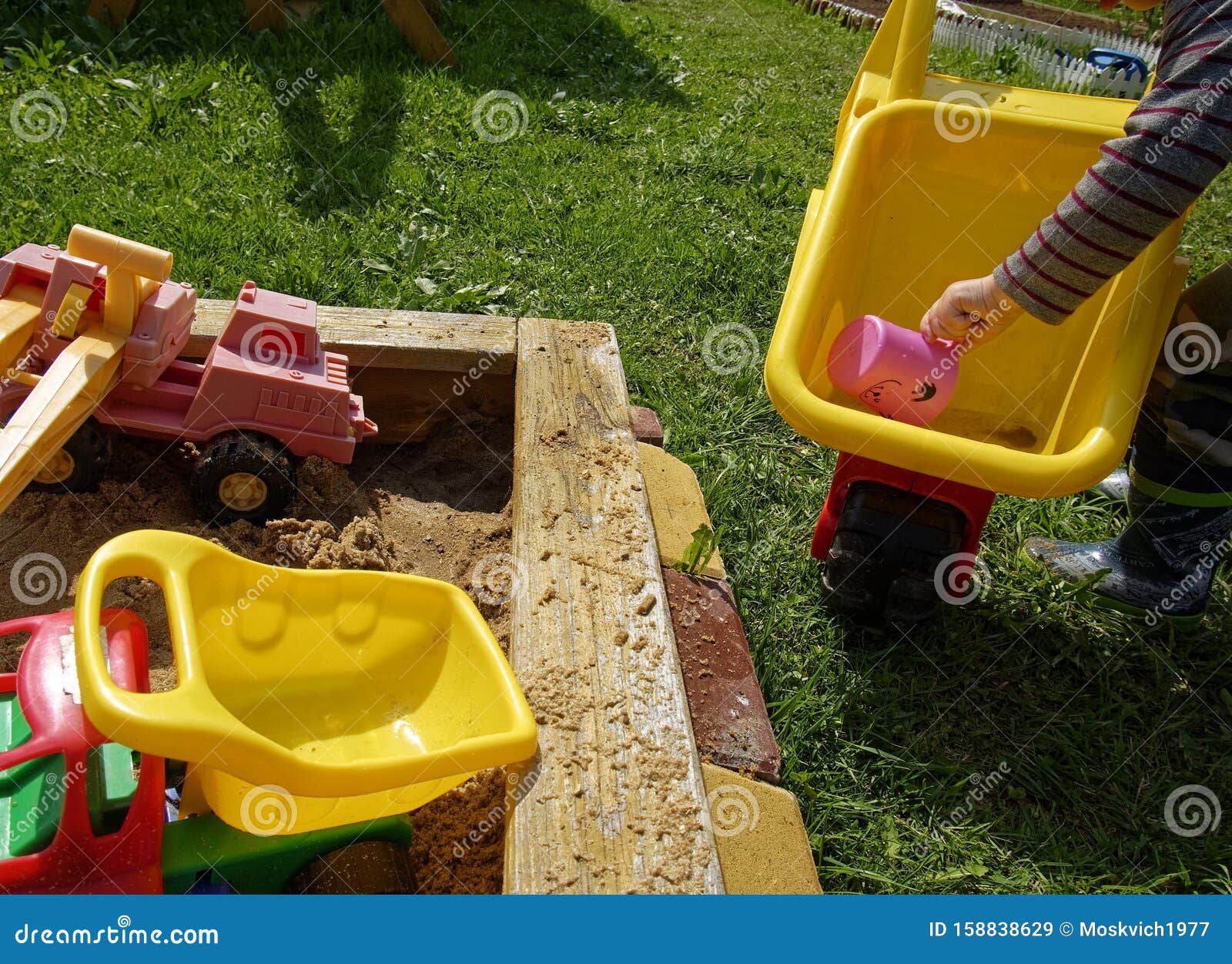 Caja De Arena Para Niños Con Juguetes En La Aldea Imagen de archivo - Imagen de juguetes, caja: 158838629