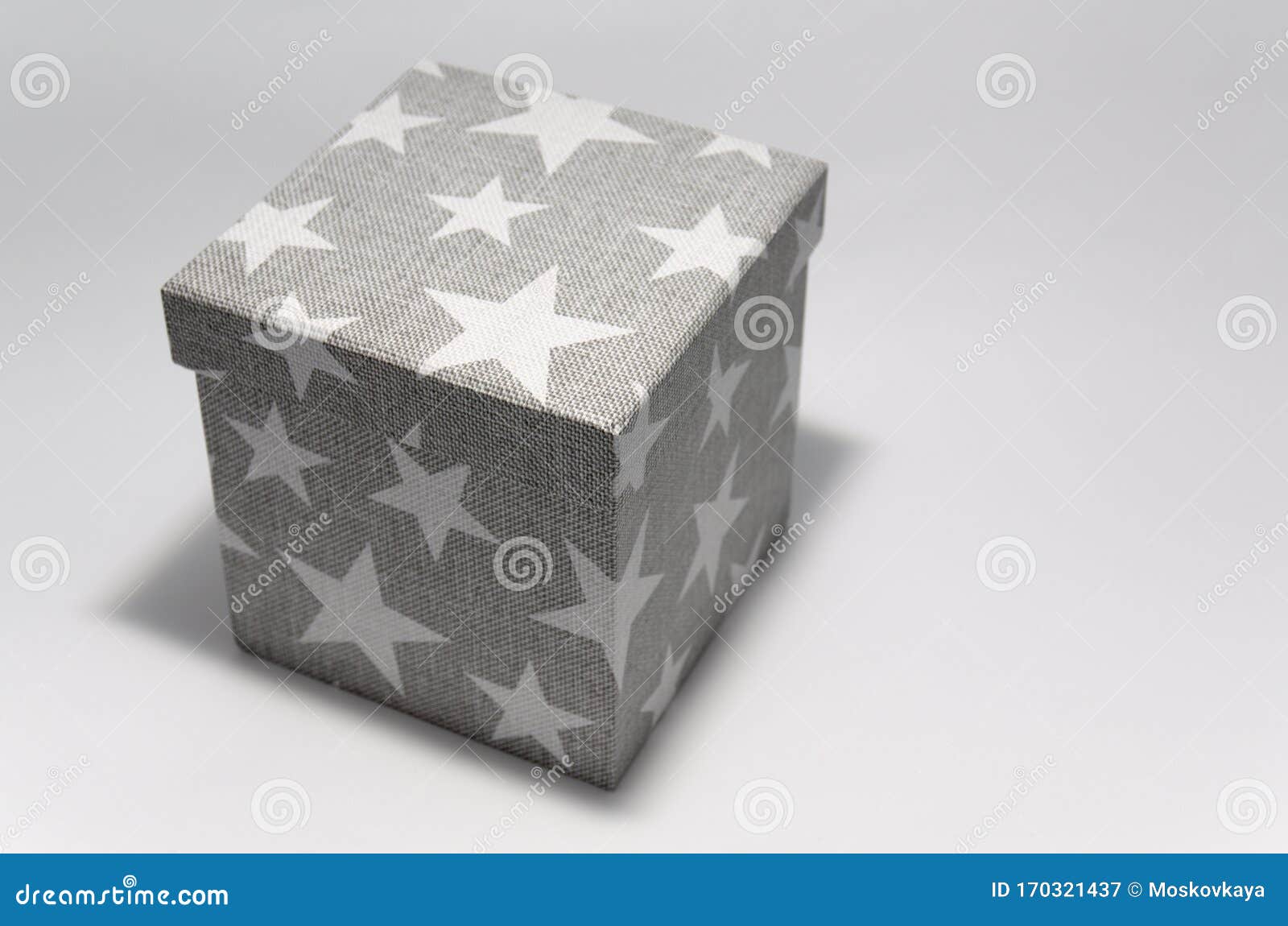 Caja Cartón Gris Cúbico Decorada Con Estrellas Blancas De Cambios Imagen de - Imagen de yourself: 170321437
