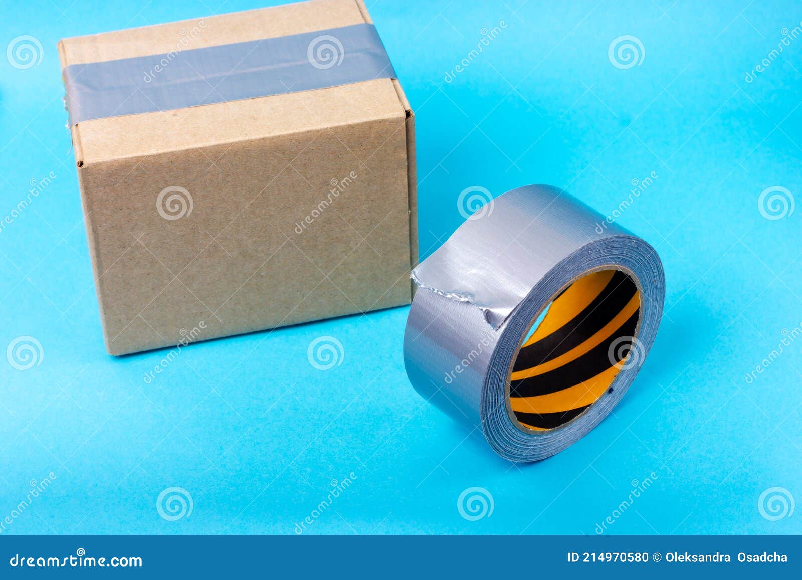 Caja De Cartón Sellada Con Cinta Adhesiva Y Cinta Adhesiva Gris. Embalaje  De Paquetes Con Cinta Adhesiva. Foto de archivo - Imagen de arreglo,  rodillo: 214970580