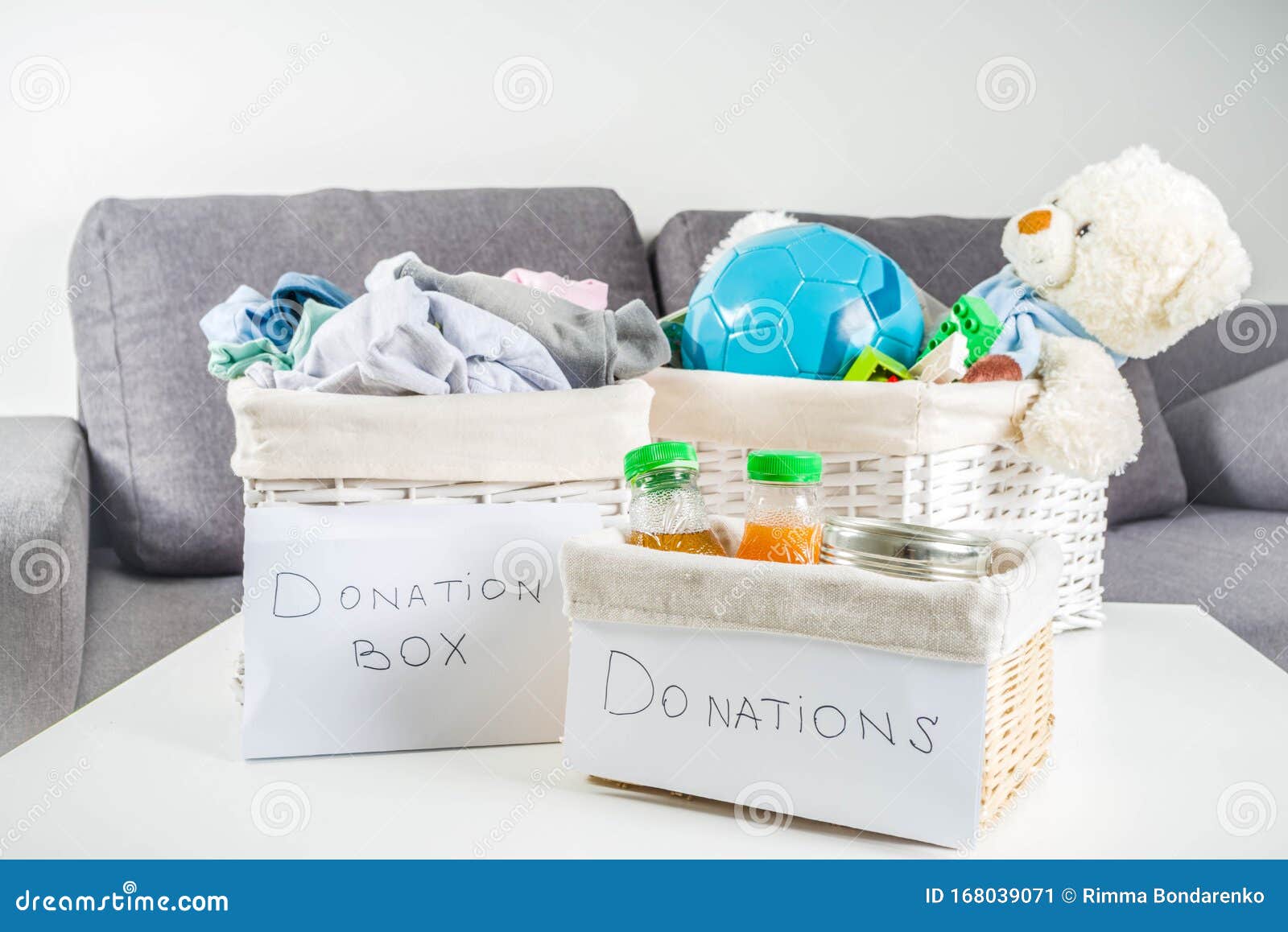 Caja De Donaciones Con Ropa, Juguetes Y Comida Imagen de archivo - Imagen  de social, pertenencia: 168039071