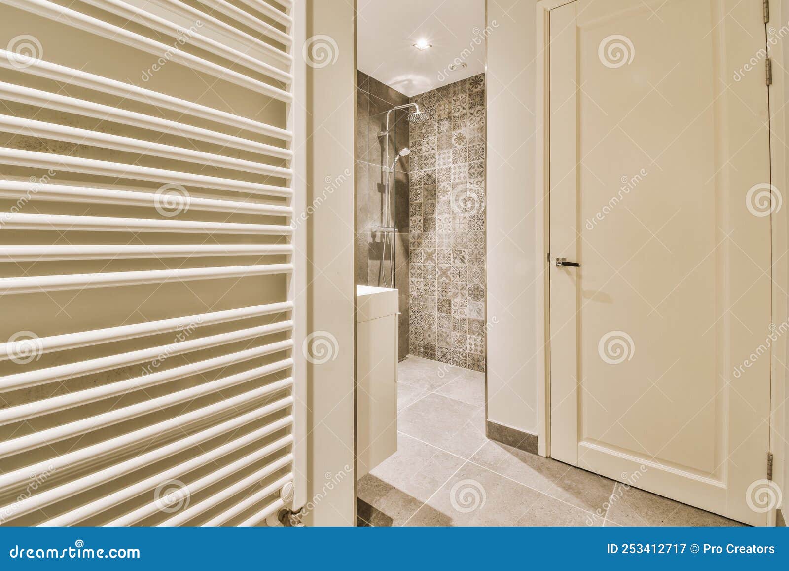 Grifos de ducha pegados a la pared de azulejos cerca de la ventana del baño  en casa