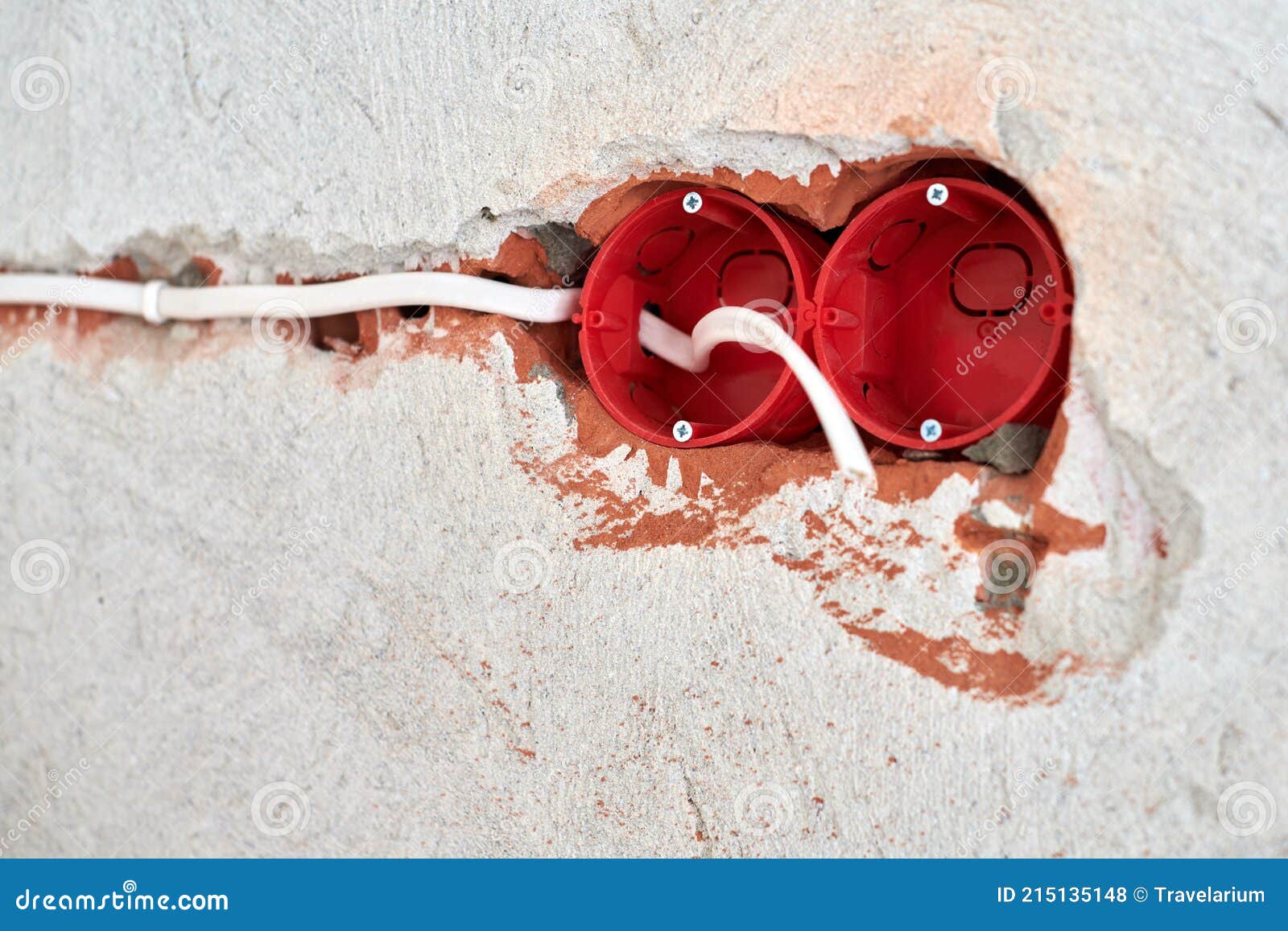 Caja De Enchufe De Plástico Y Cables Eléctricos En La Pared De Yeso Imagen  de archivo - Imagen de rojo, industria: 215154269