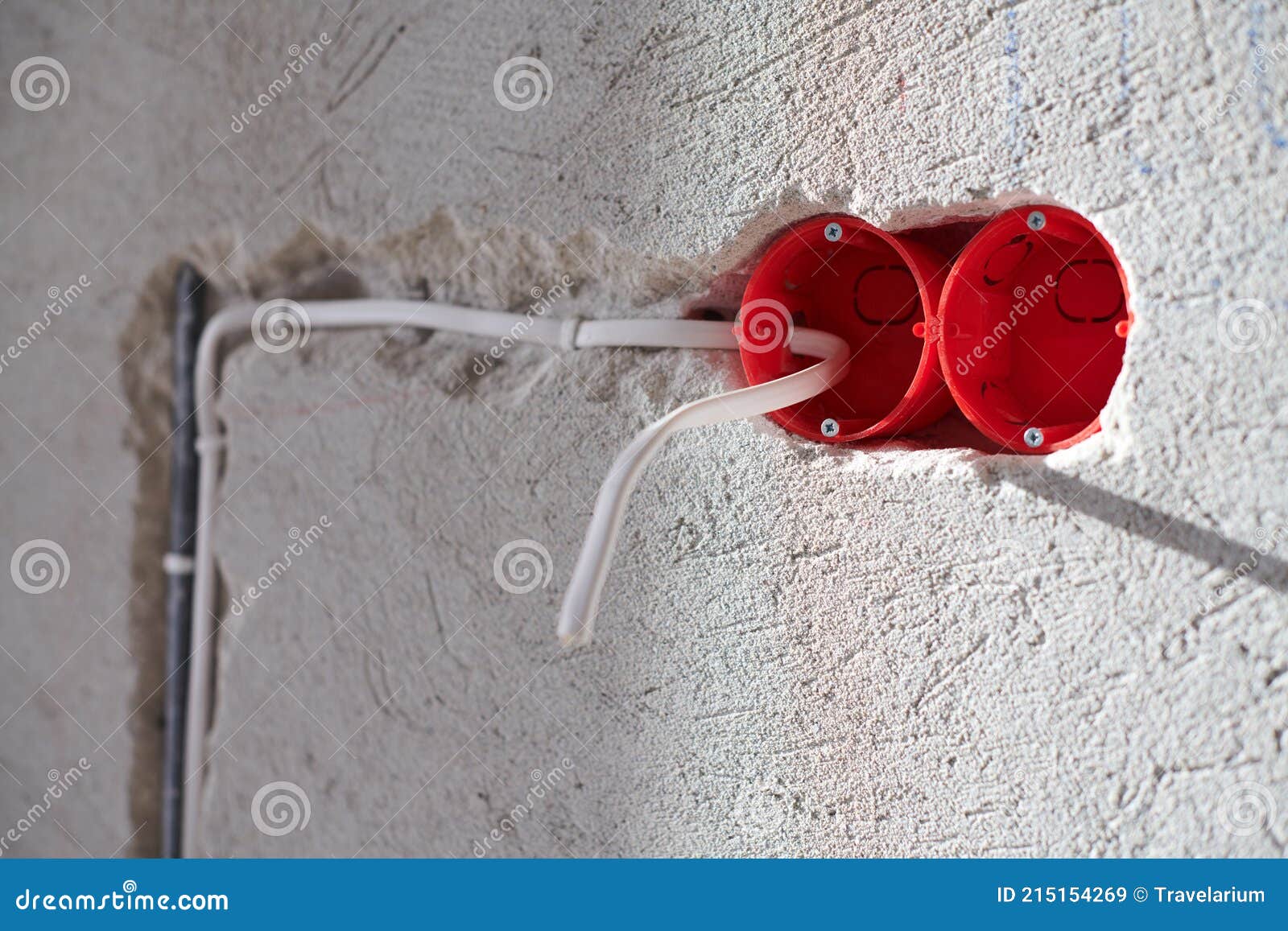 Caja De Enchufe De Plástico Y Cables Eléctricos En La Pared De Yeso Imagen  de archivo - Imagen de rojo, industria: 215154269