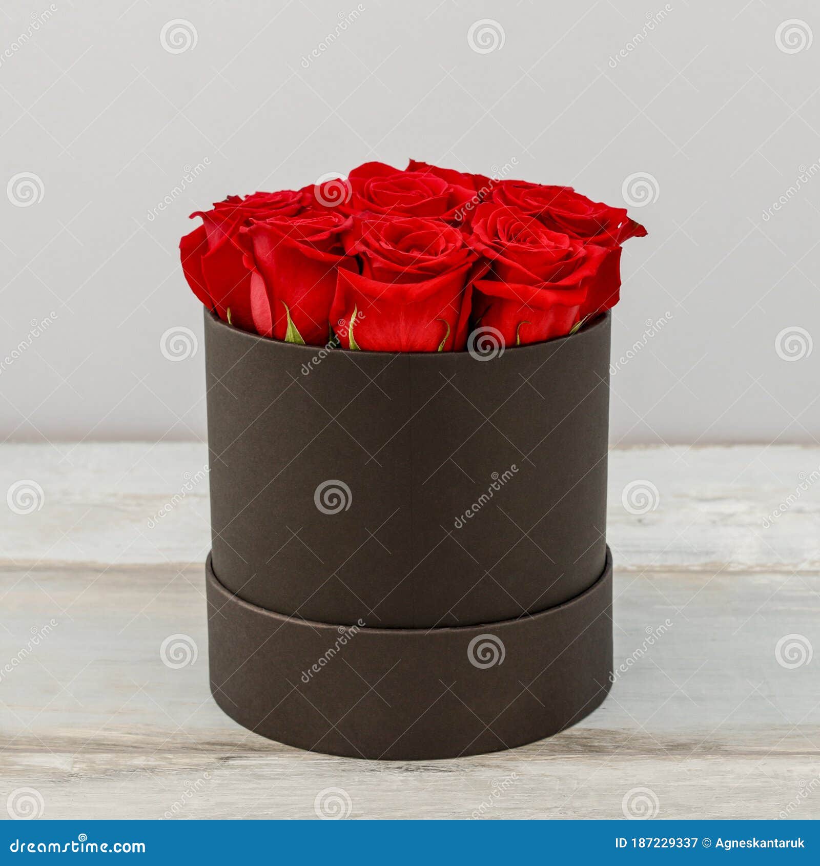 Caja De Flores Con Rosas Rojas Imagen de archivo - Imagen de fabuloso,  amor: 187229337