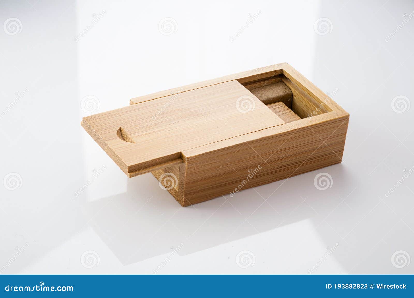 Caja de madera para fotografías y pendrive