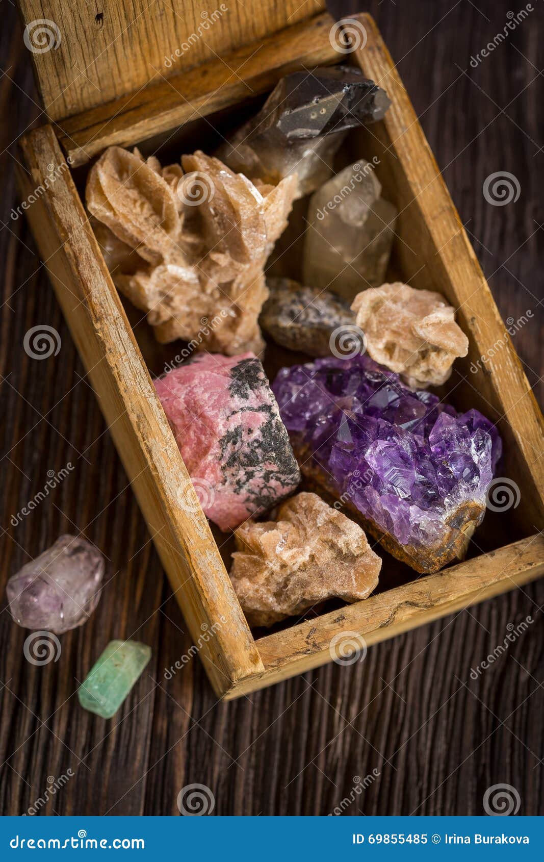 Caja De Madera Con La Colección De Rocas Y De Minerales Imagen de