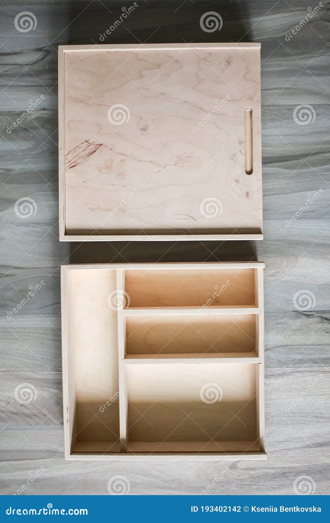 Caja con compartimentos vacía