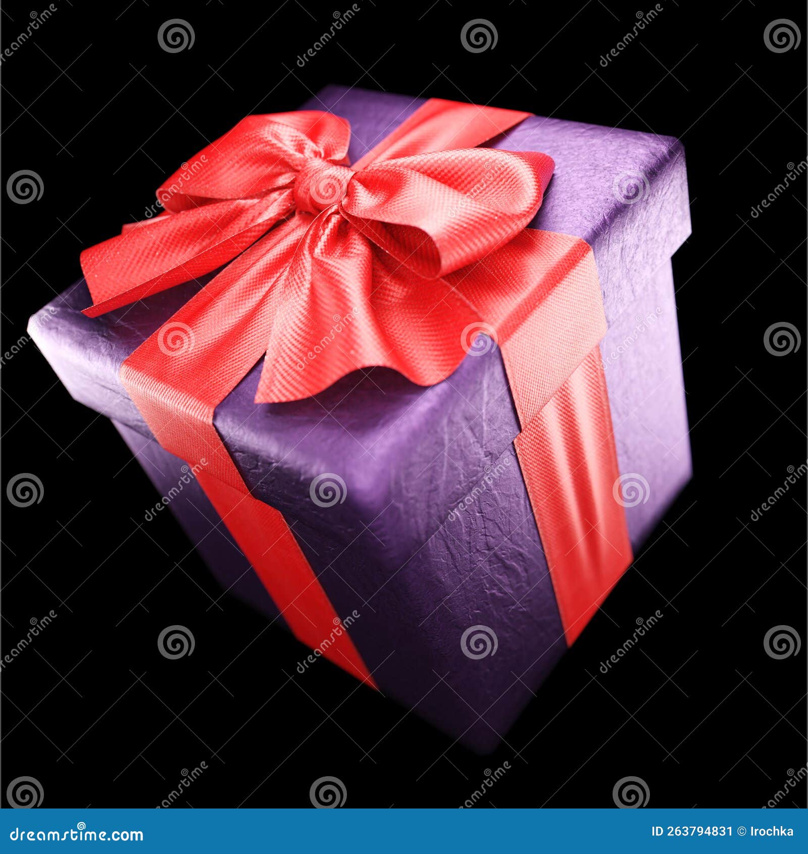 Caja de regalo roja con listón negro Stock Photo