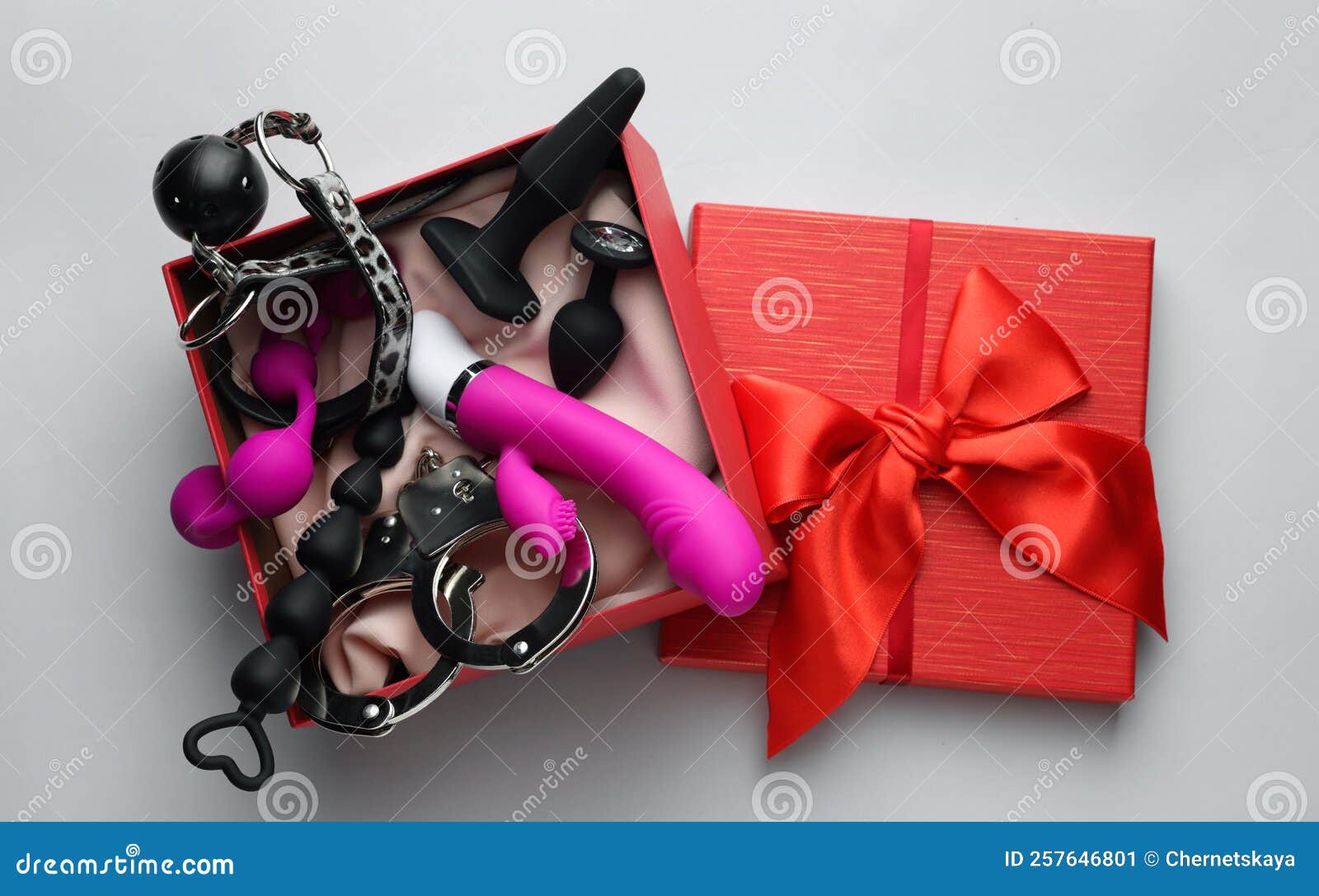Caja De Regalo Con Diferentes Juguetes Sexuales En La Vista Superior Del  Fondo Blanco Imagen de archivo - Imagen de regalo, tope: 257646801