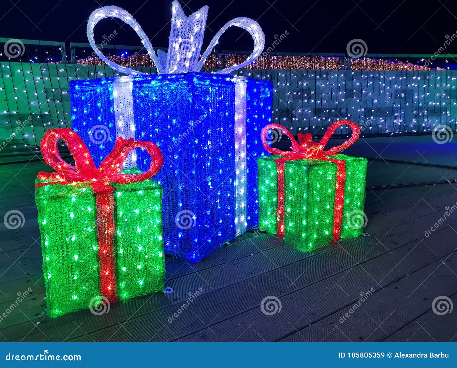 Caja De Regalo De Las Luces De La Navidad, Presentes Iluminados En La Noche  Imagen de archivo - Imagen de cinta, brillante: 105805359
