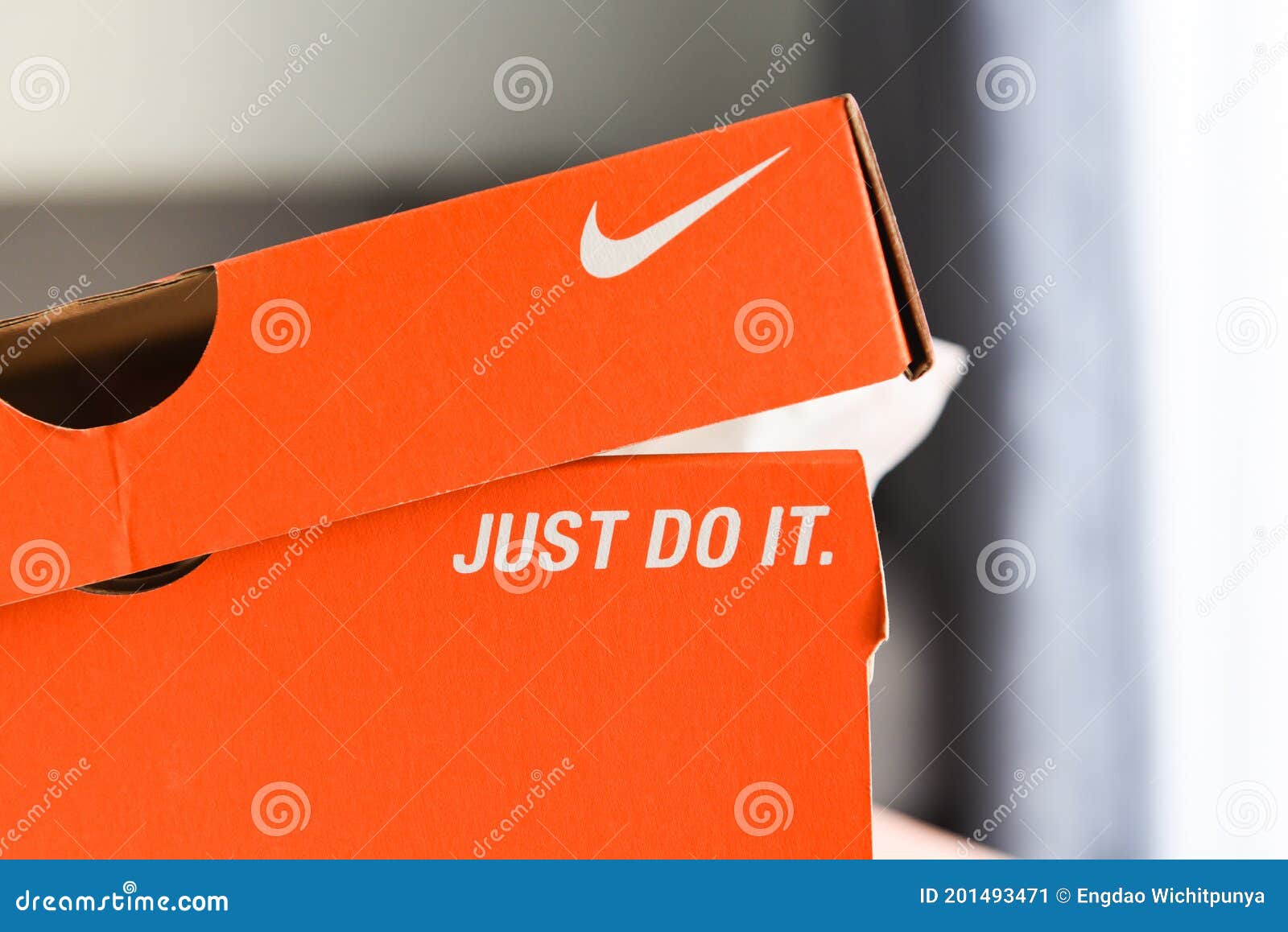 Caja De Zapatillas Nike Con Sólo Hacer Y El Logo De Nike En El Cuadro Naranja En Tienda Foto editorial - de ropa, gimnasio: 201493471