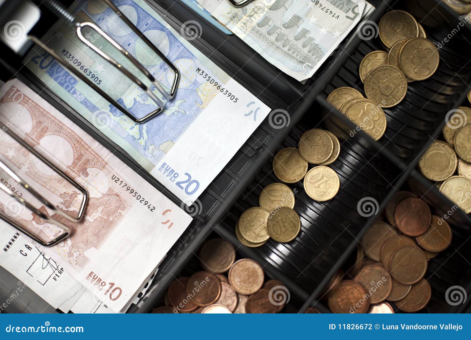 Vista desde arriba en el negocio minorista de caja registradora llena de  monedas y billetes en tabla de madera teñidos de amarillo Fotografía de  stock - Alamy