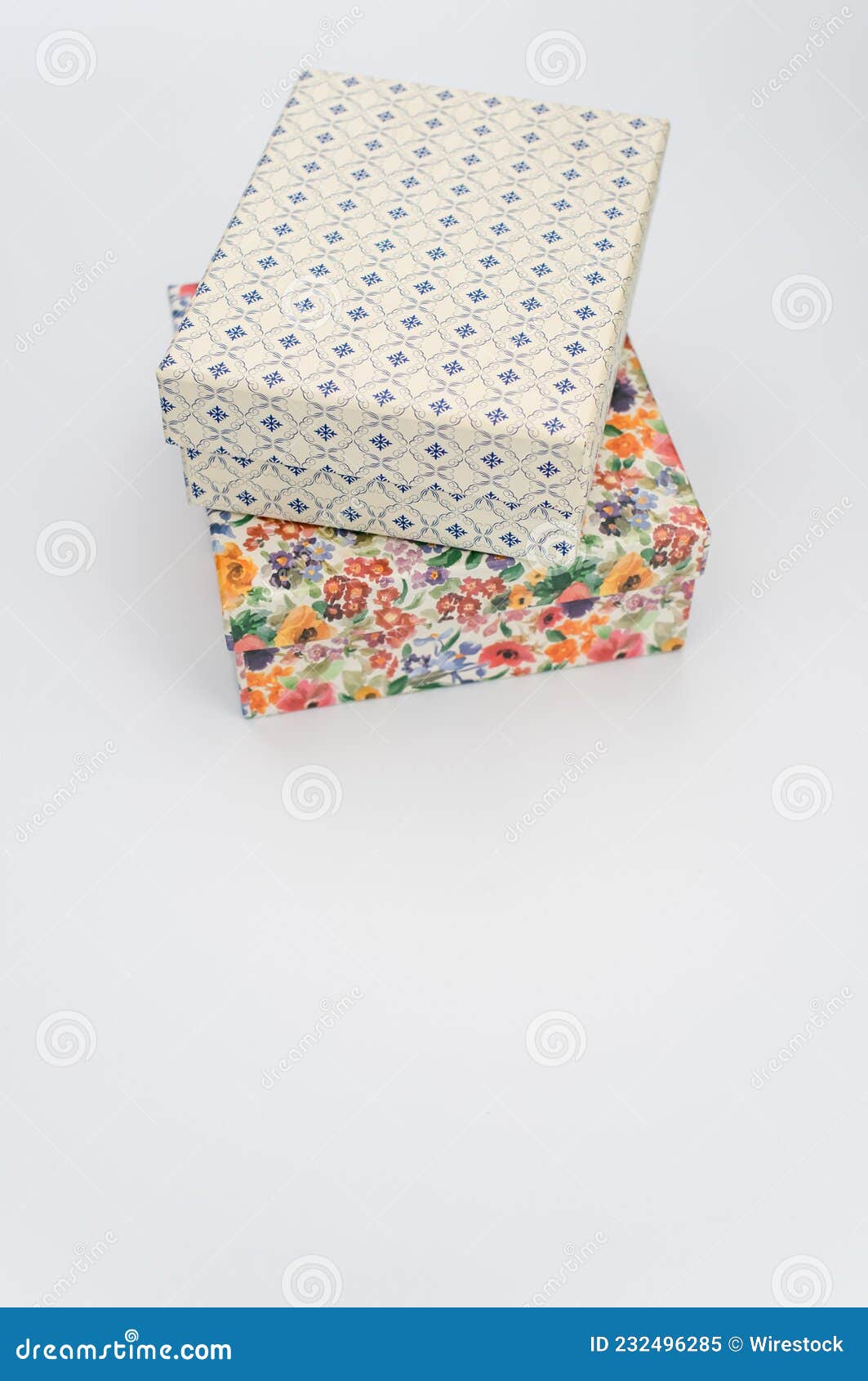 Cajas De Cartón Decoradas Con Tapa Sobre Fondo Blanco Imagen de archivo -  Imagen de cartulina, floral: 232496285