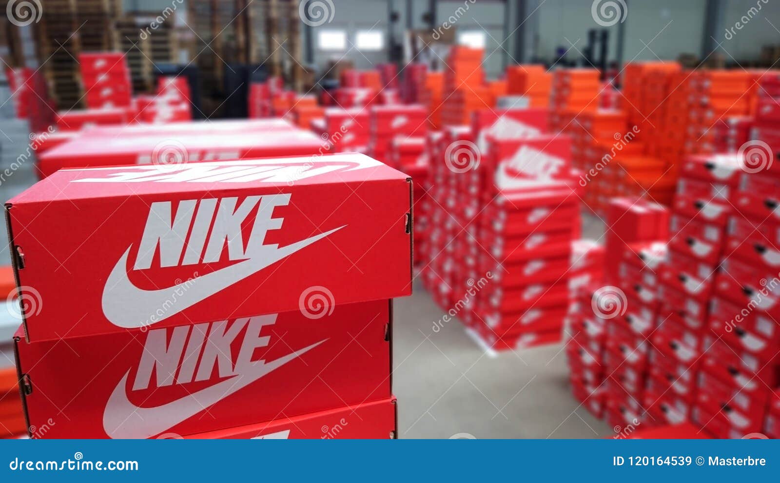 Cajas De Las Zapatillas De Deporte De Nike En Almacén Imagen de archivo  editorial - Imagen de cajas, nike: 120164539