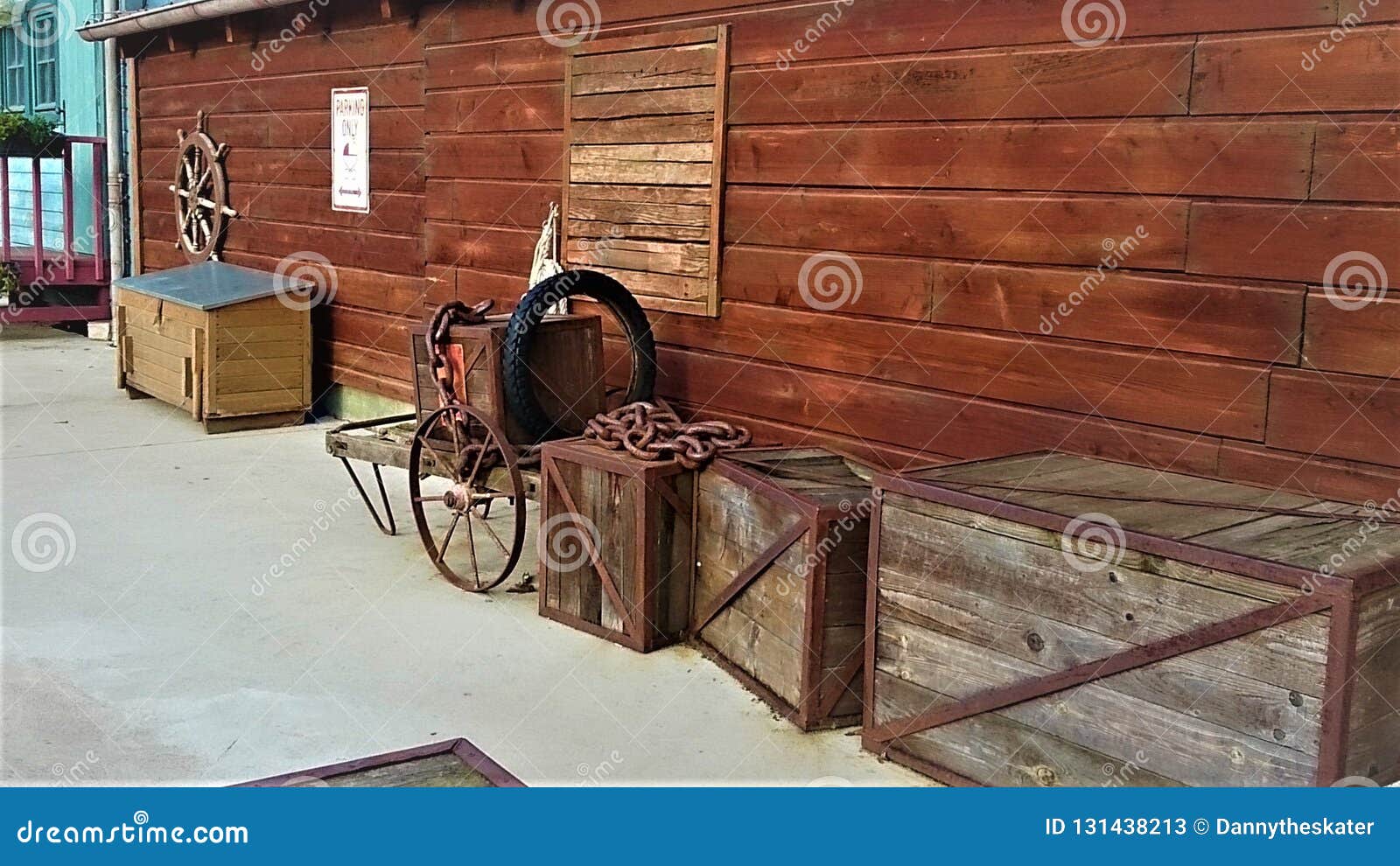 Cajas De Madera, Ruedas Y Vertiente Imagen de archivo Imagen de carga