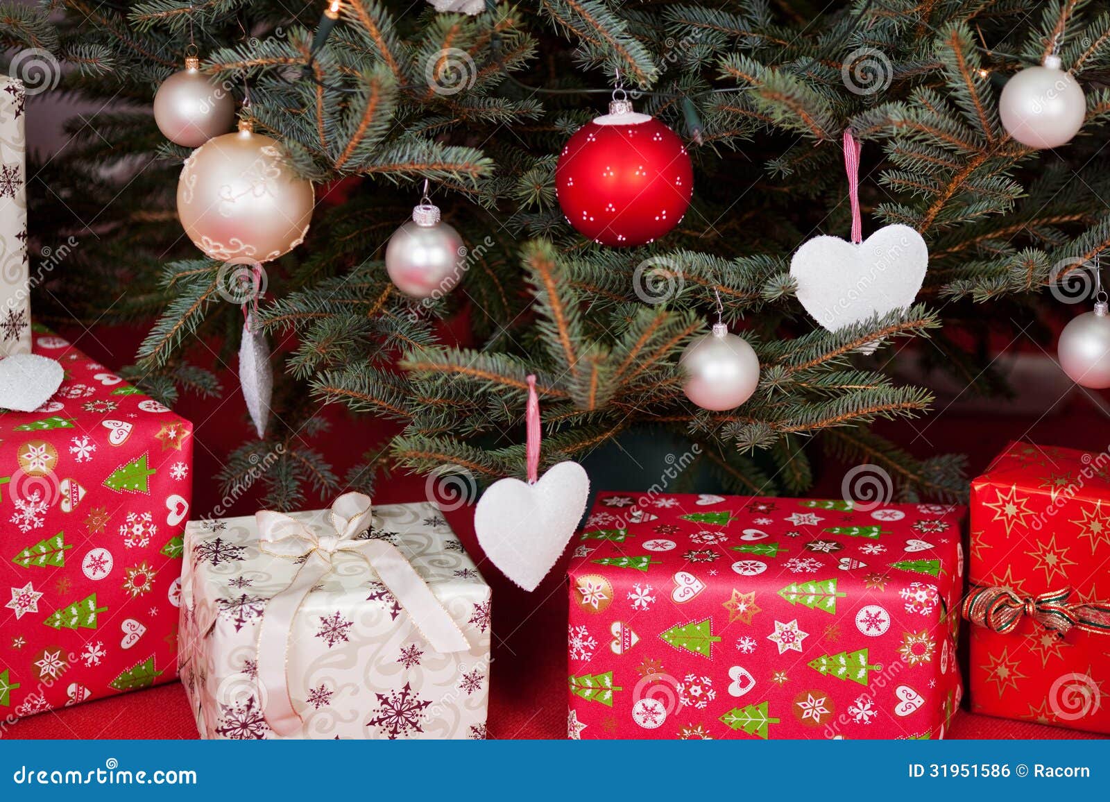 Sabroso Haz un experimento Autónomo Cajas De Regalo Debajo Del árbol De Navidad Foto de archivo - Imagen de  ornamentos, rojo: 31951586