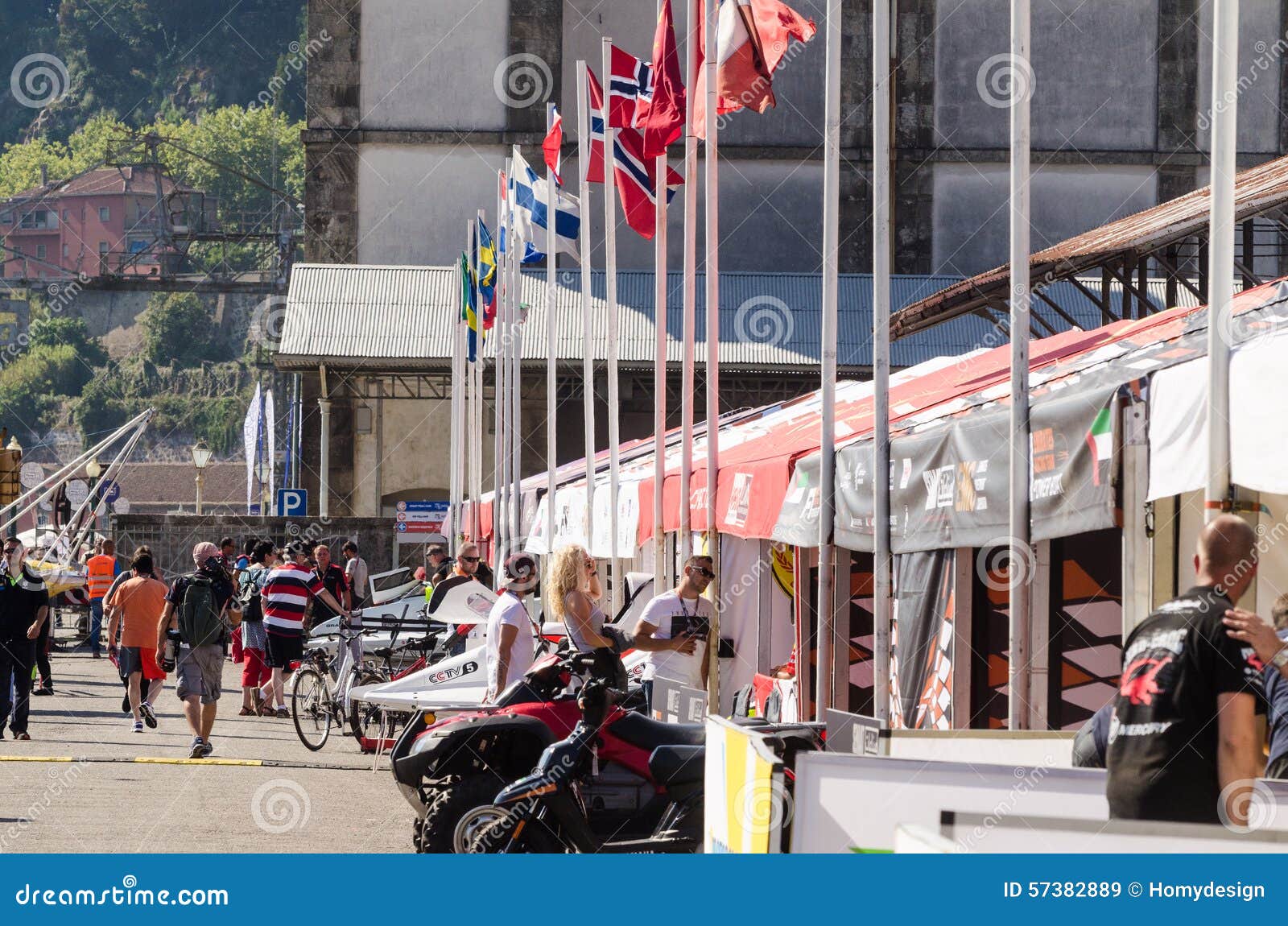 OPORTO, PORTUGAL - 31 DE JULIO DE 2015: Cajas del barco del poder durante el U I M Campeonato del mundo de F1H2O en Oporto, Portugal