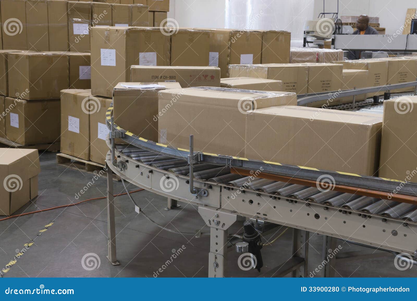 tengo sueño Gimnasia Marchito Cajas En La Banda Transportadora En Warehouse Foto de archivo - Imagen de  carga, mudanza: 33900280
