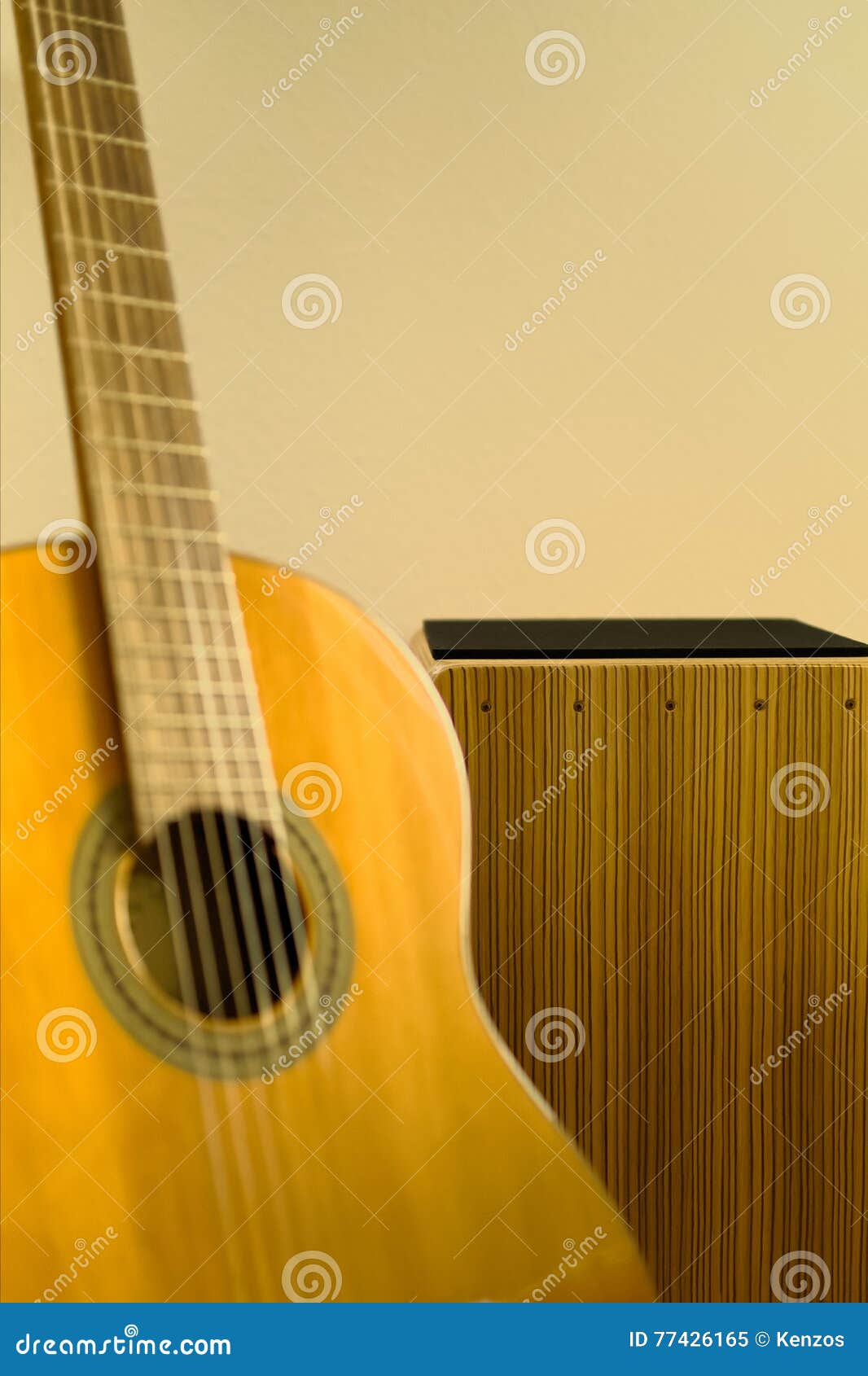 Cajon y guitarra imagen de archivo. Imagen de foco, guitarra 77426165