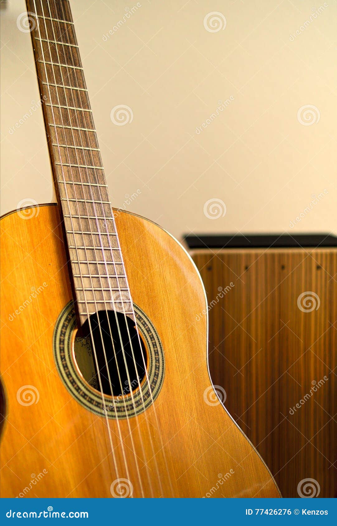 Cajon y guitarra foto de archivo. Imagen de peruano, guitarra 77426276