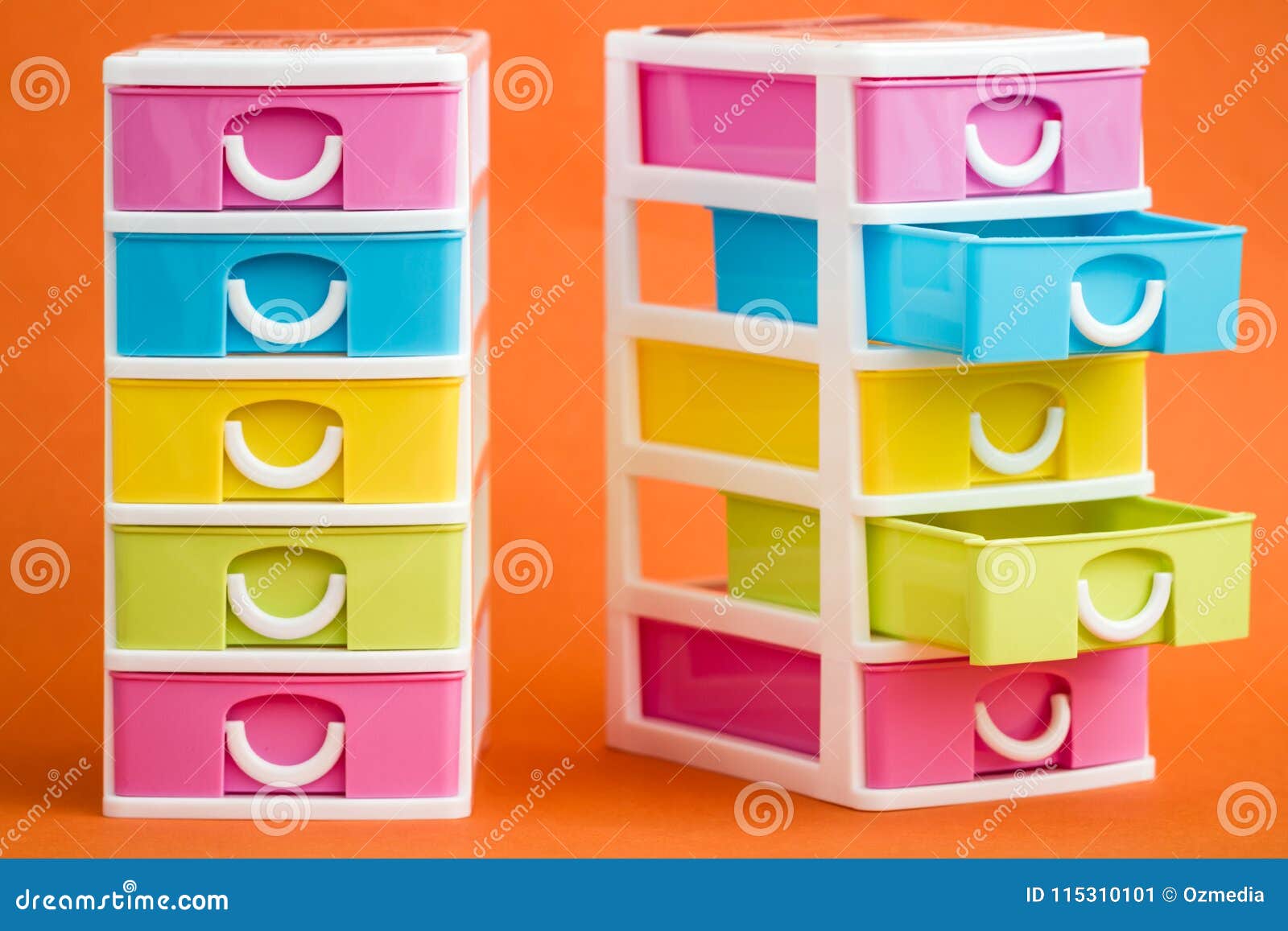 Cajones Plásticos Pequeños, Lindos Coloridos En Naranja Imagen de archivo - Imagen de caso, hardware: 115310101
