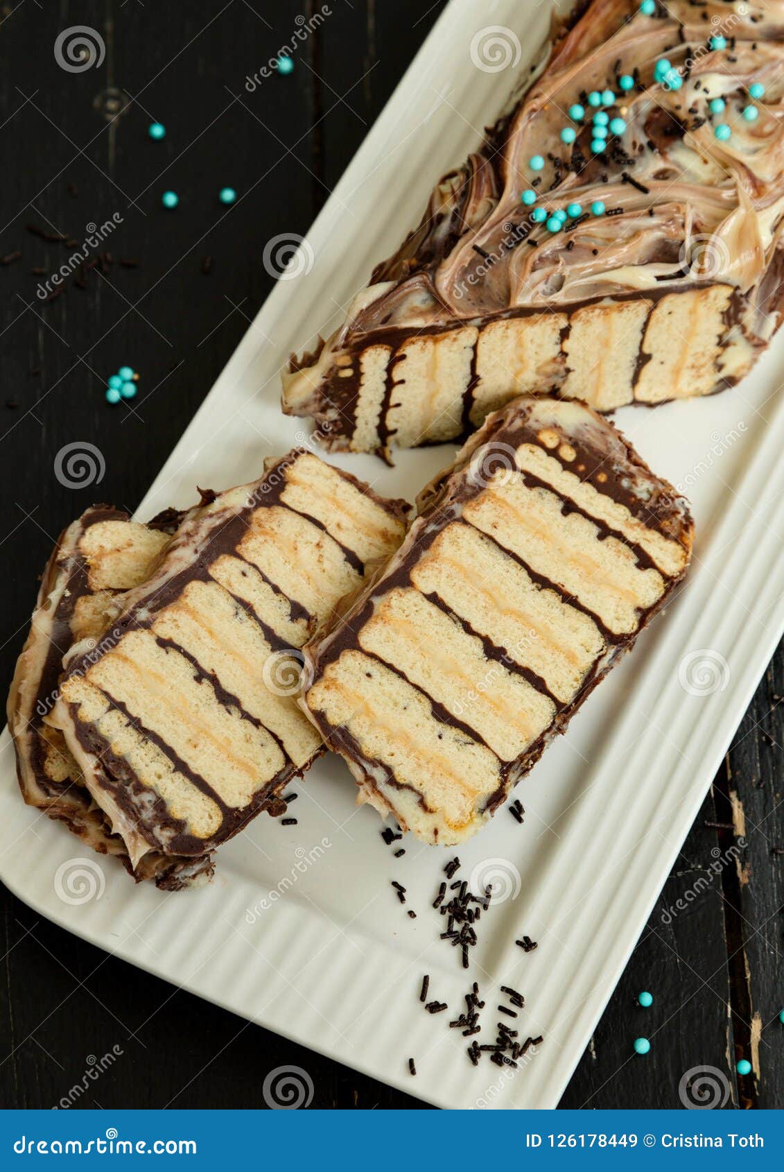 cake without baking with biscuits and chocolate