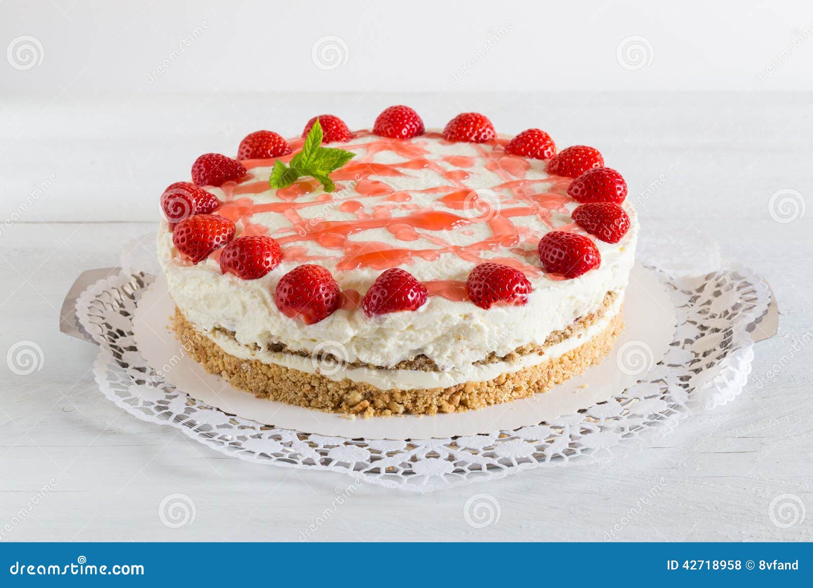 Cake Strawberry cream cheese on white wood.