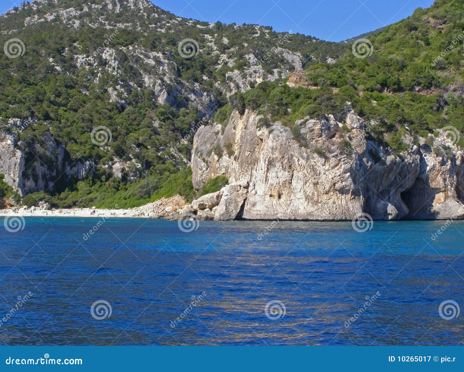 Cala Fuili - Sardinia, Italy. Praia de Cala Fuili em Sardinia - ItalyBeautiful e areia e Pebble Beach branco unspoiled, paisagem montanhosa selvagem e mar de turquesa