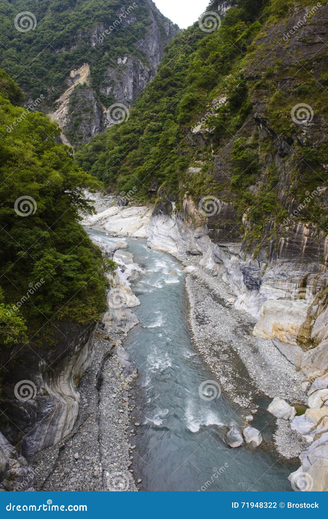 Cala y río en el parque nacional de Taroko, Taiwán