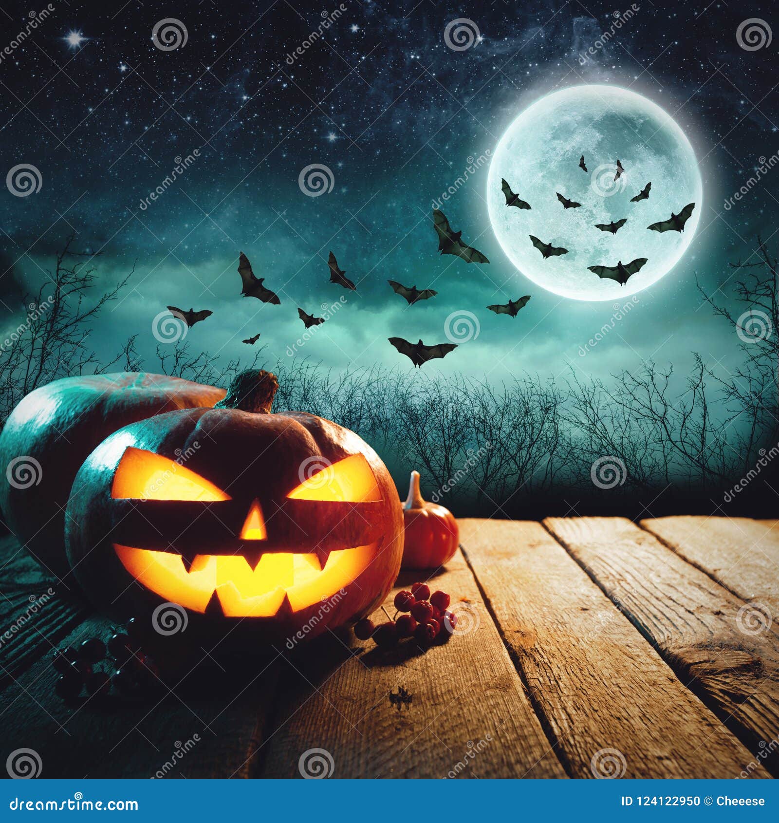 Calabaza de Halloween en Forest Halloween Background oscuro Calabaza de Halloween con el cementerio