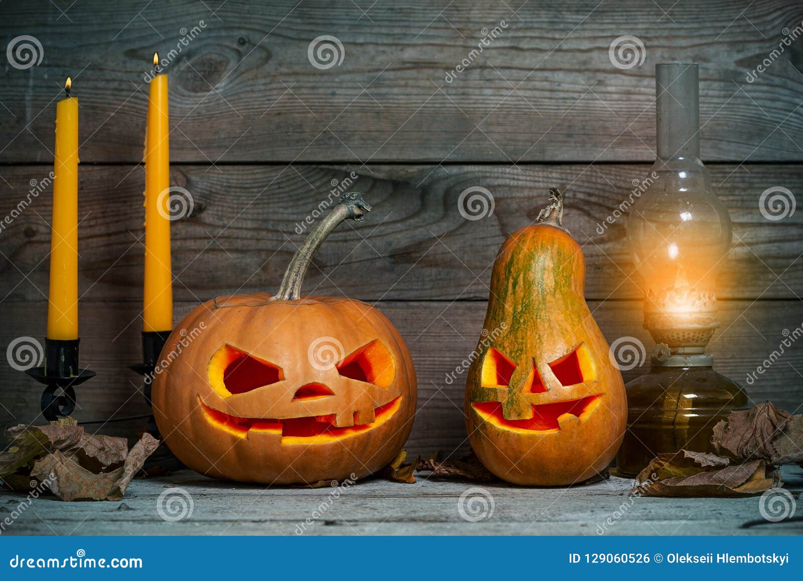 robo O Ambos Calabazas Adornadas Para Halloween En Un Fondo Místico Del Otoño Con Las  Velas Y La Lámpara De Gas Foto de archivo - Imagen de espeluznante,  divertido: 129060526