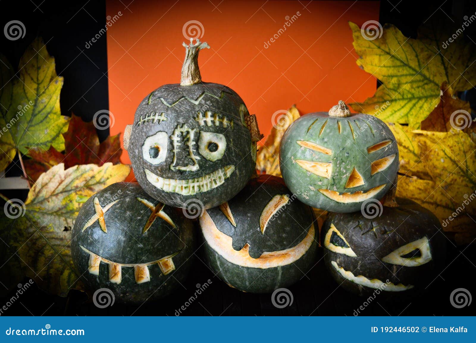 Calabazas Originales De Halloween Con Caras Graciosas. Concepto Mínimo De  Halloween Creativo Foto de archivo - Imagen de bozal, horror: 192446502