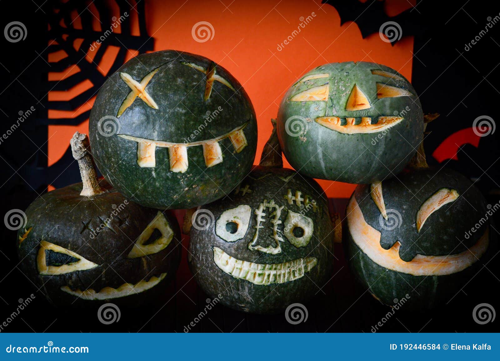 Calabazas Originales De Halloween Con Caras Graciosas. Concepto Mínimo De Halloween Creativo Foto de archivo - Imagen de caras, inconformista: 192446584 Calabazas Originales De Halloween Con Caras Graciosas. Concepto Mínimo De Halloween Creativo Foto de archivo - Imagen de caras, inconformista: 192446584