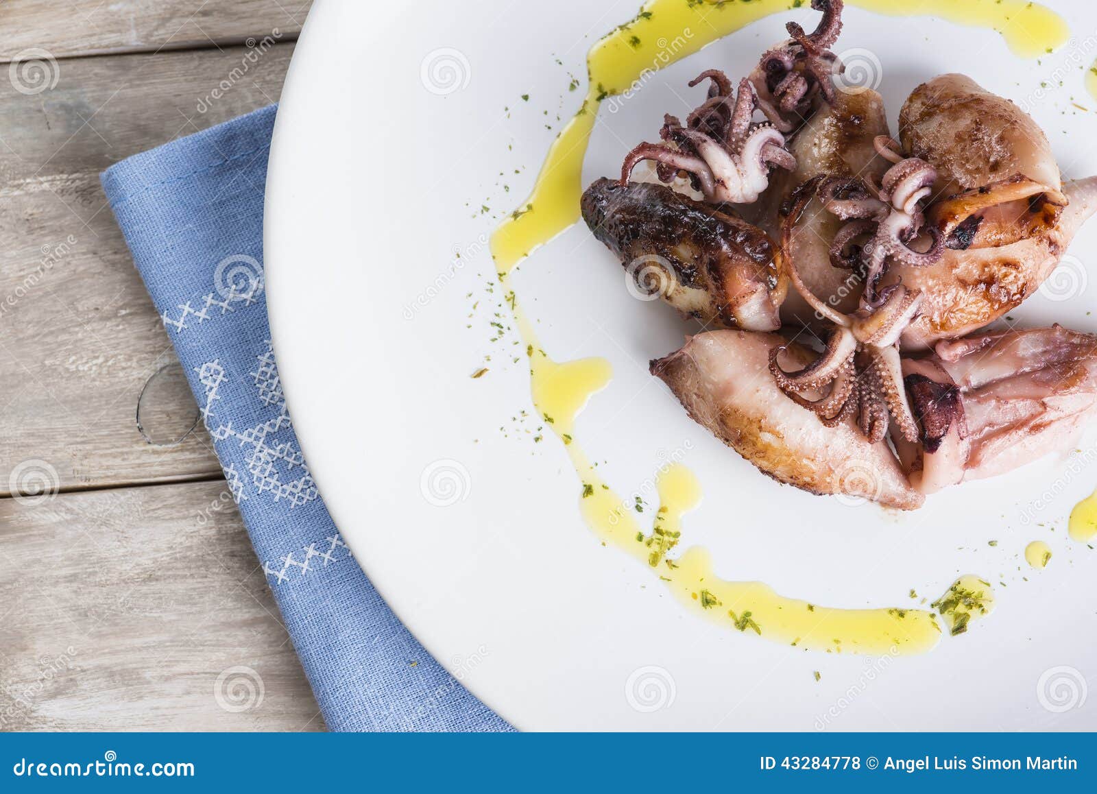 Calamares Asados A La Parrilla Del Bebe Foto De Archivo Imagen De Aceituna Azul