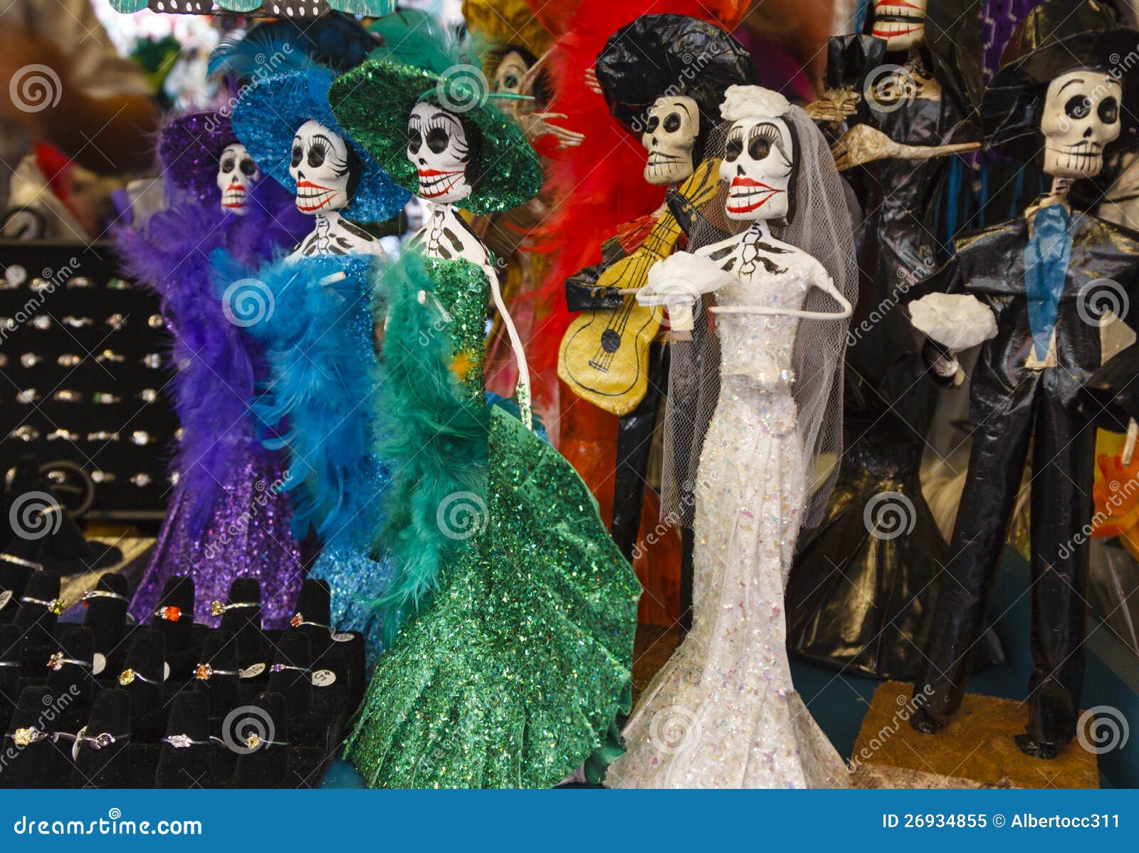 Pin by Elvia on Pins creados por ti | Mexican quinceanera dresses, Mexican  fancy dress, Mexican, image size:1600x1198