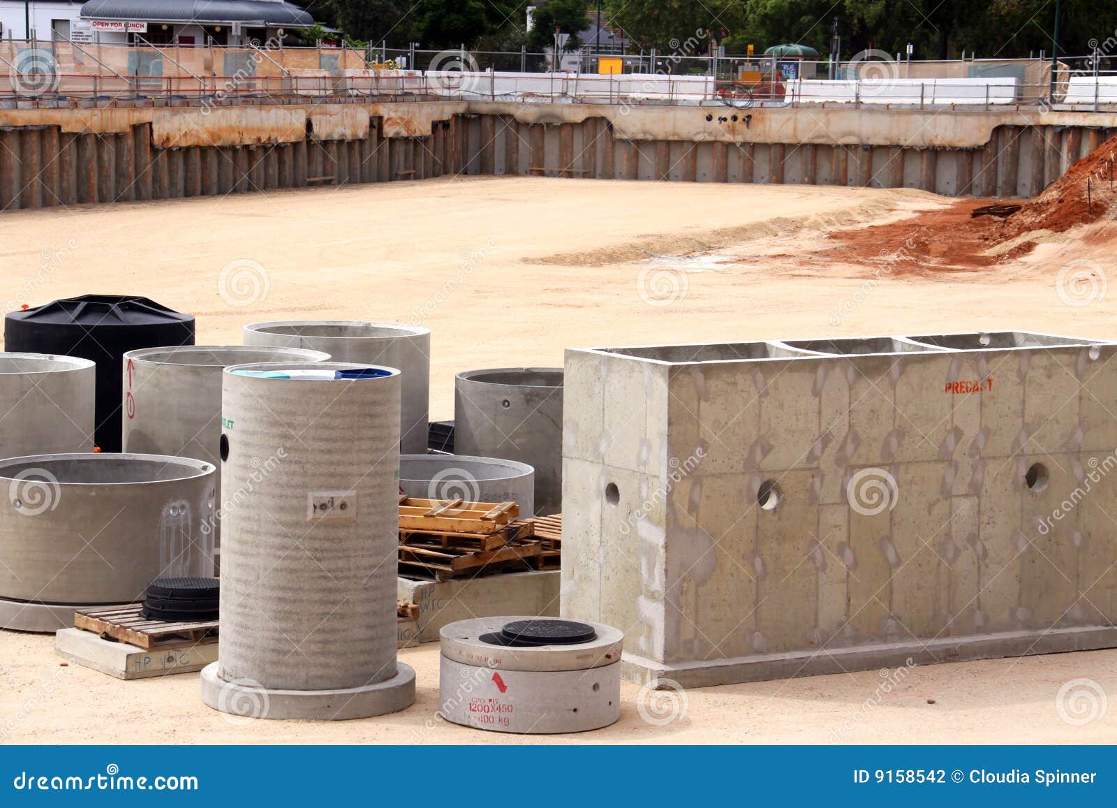 Calcestruzzo prefabbricato nel pozzo del cantiere fotografia stock ...