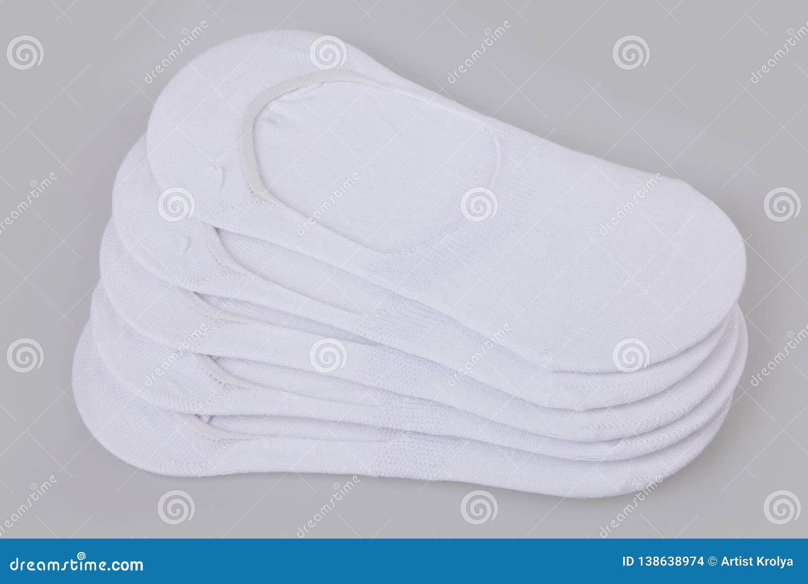 Calcetines blancos altos sobre un fondo blanco aislado