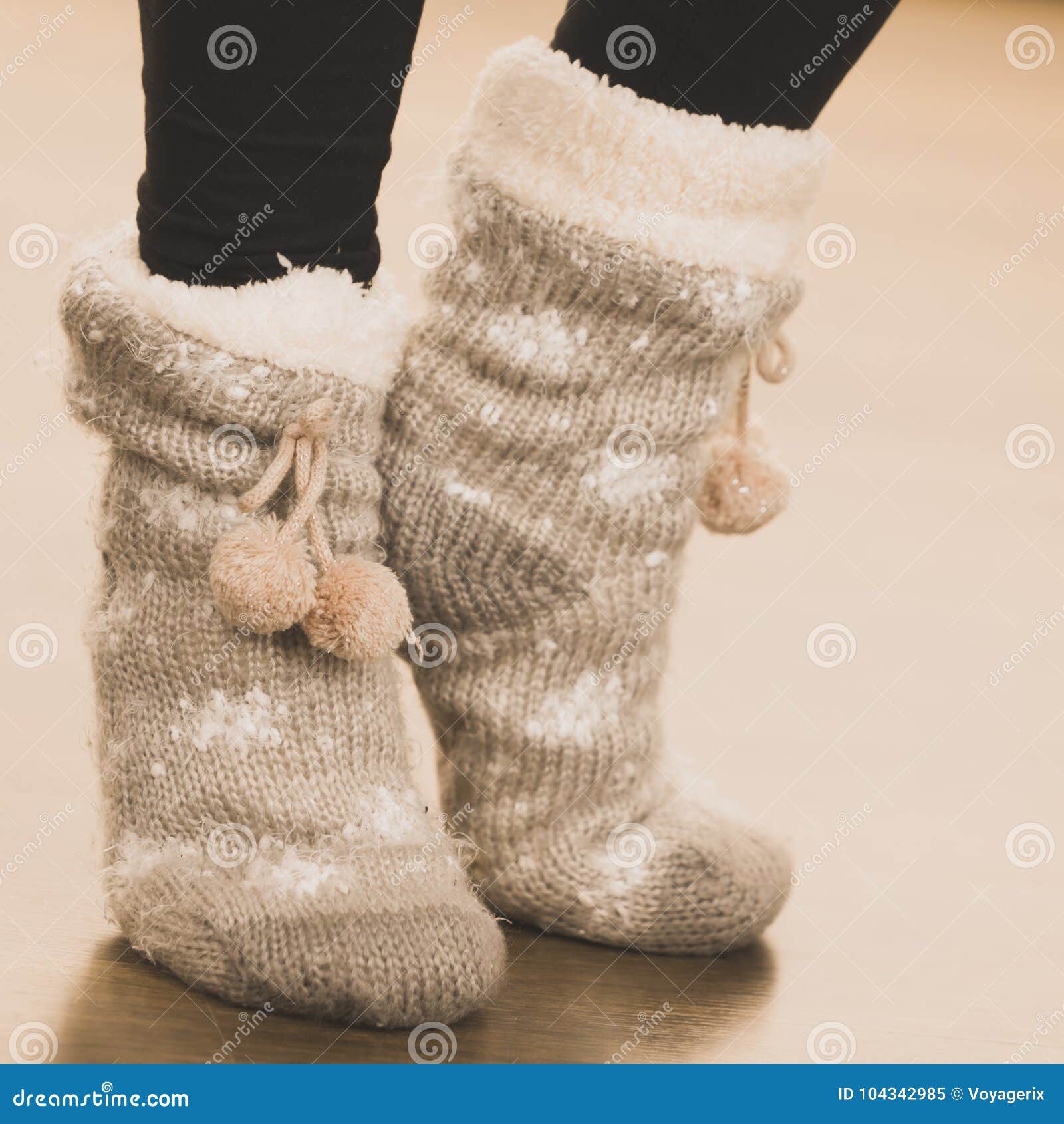 Calcetines Calientes Del Invierno De La Que Llevan Imagen de archivo - Imagen de primer, comodidad: 104342985