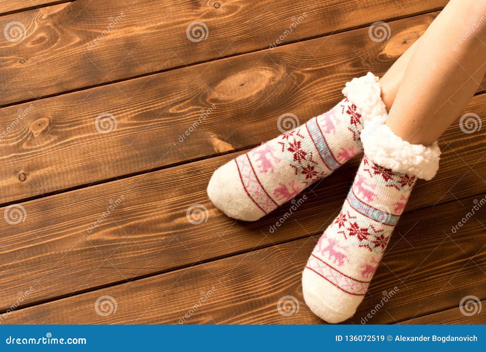 Calcetines Calientes Divertidos En Los Pies De La Niña de archivo - Imagen de ropa, pierna: 136072519